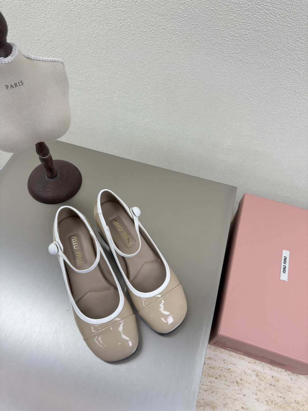 NO:265294,miu'miu Midheel Mary Jane Calf patent leather single shoes Calf patent leather heel inlay Hardware logo pair Apricot color Medium heel design Series miu'miu Classic comfort Production Original consistent Italian leather Outsole High-version Fabric calf patent leather Inner lambskin Original consistent version Design Girlish feeling Comfort Benchmarking version 35 36 37 38 39 40 41 (40 41 size customization) Configuration original packaging, Mary Jane, miumiu, mary jane, sheepskin19860909miu'miu 中跟玛丽珍 小牛漆皮单鞋 小牛漆皮 跟镶嵌 五金logo对版 杏色 中跟设计 系列 miu'miu 经典舒适 制作  原版一致 意大利真皮 大底 高版本  面料小牛漆皮  内里小羊皮里   原版一致 对版 设计 少女感 舒适  对标对版 35 36 37 38 39 40 41（40 41 码定制） 配置原版包装,玛丽珍,miumiu,mary jane,sheepskin,Women's Shoes