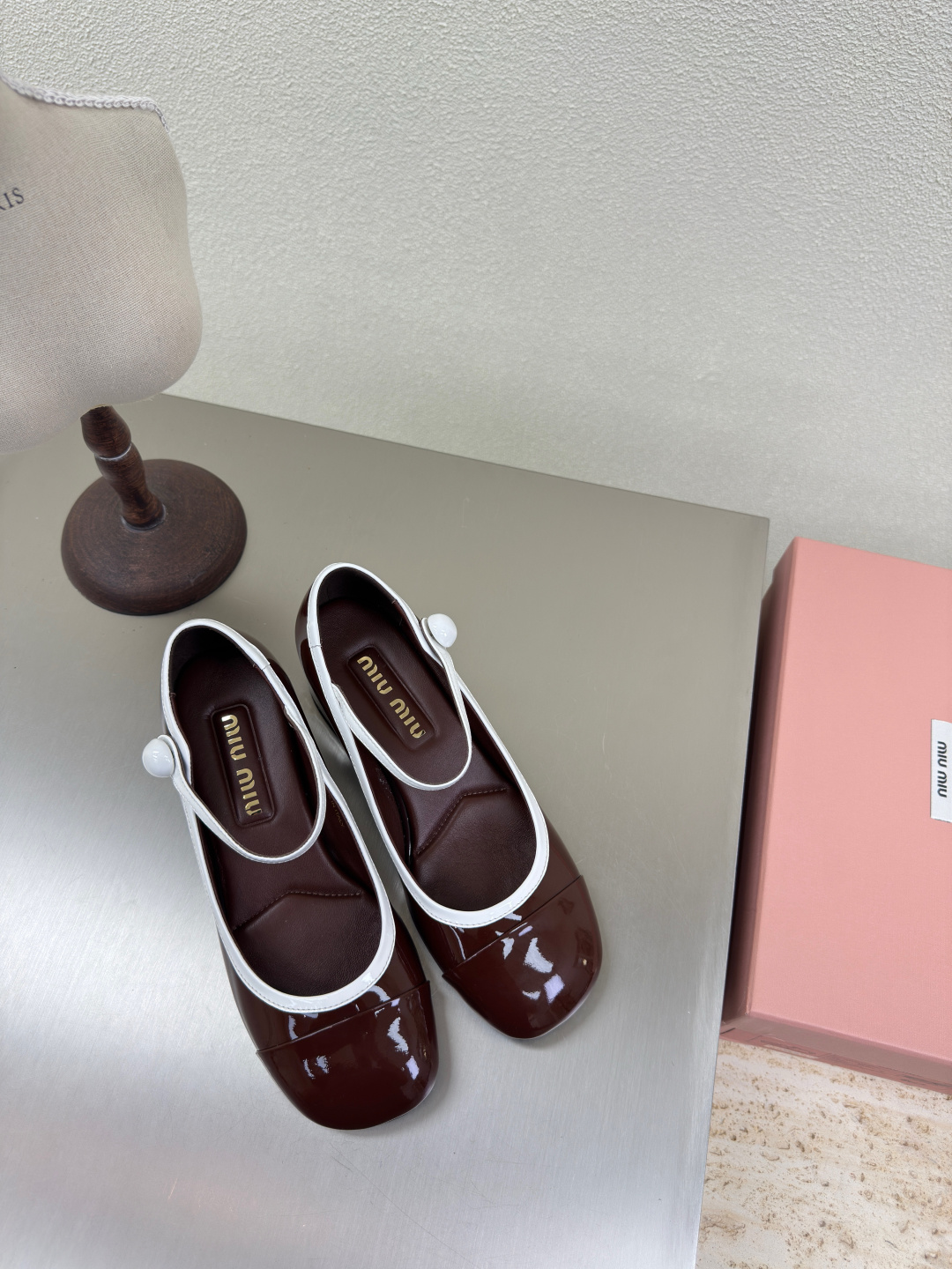 NO:265296,miu'miu mid-heel Mary Jane, calf patent leather single shoes, calf patent leather, heel inlay, hardware logo pairing, burgundy, medium heel design, series miu'miu classic comfort, production, original consistent Italian leather, outsole, high-version, fabric calf patent leather, inner lambskin, original consistent, design, girlish sense, comfortable, benchmarking and version 35 36 37 38 39 40 41 (40 41 size customization) configuration original packaging, marijan, miumiu, mary jane, sheepskin19860909miu'miu 中跟玛丽珍 小牛漆皮单鞋 小牛漆皮 跟镶嵌 五金logo对版 酒红色 中跟设计 系列 miu'miu 经典舒适 制作  原版一致 意大利真皮 大底 高版本  面料小牛漆皮  内里小羊皮里   原版一致 对版 设计 少女感 舒适  对标对版 35 36 37 38 39 40 41（40 41 码定制） 配置原版包装,玛丽珍,miumiu,mary jane,sheepskin,Women's Shoes