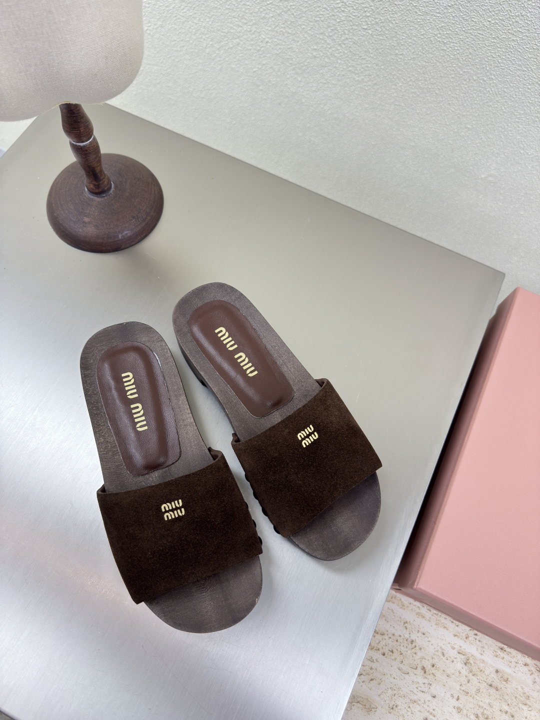 NO:265293,miu'miu wooden clog shoes solid wood high-end version High mercerated calf reverse velvet leather Heel inlaid Gold logo pair Brown color Medium heel design Rivet embedded fixed upper Handmade Series miu'miu Classic comfort Making Original consistent Italian leather Outsole High version Fabric calf reverse velvet leather Inner lambskin Original consistent version Design Girlish feeling Comfort Benchmarking version 35 36 37 38 39 40 41 (40 41 size customized) Configure original packaging, slippers, miumiu, slippers, sheepskin19860909miu'miu 木屐鞋 实木高端对版 高丝光小牛反绒皮 跟镶嵌 金色 logo对版 咖啡色 中跟设计 铆钉嵌入固定鞋面 手工制作 系列 miu'miu 经典舒适 制作  原版一致 意大利真皮 大底 高版本  面料小牛反绒皮  内里小羊皮里   原版一致 对版 设计 少女感 舒适  对标对版 35 36 37 38 39 40 41（40 41 码定制） 配置原版包装,拖鞋,miumiu,slippers,sheepskin,Women's Shoes