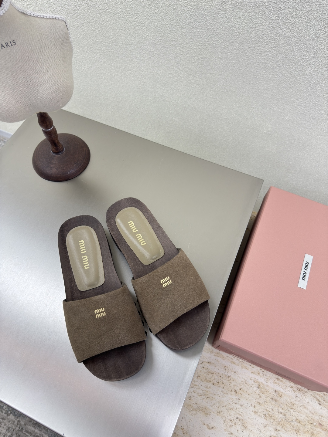 NO:265297,miu'miu wooden clog shoes solid wood high-end version High mercerized calf reverse velvet leather Heel inlaid Gold logo pair Camel Heel design Rivet embedded fixed upper Handmade Series miu'miu Classic comfort Making Original consistent Italian leather Outsole High version Fabric calf reverse velvet leather Inner lambskin Original consistent version Design Girlish feeling Comfort Benchmarking version 35 36 37 38 39 40 41 (40 41 size customized) Configure original packaging, slippers, miumiu, slippers, sheepskin19860909miu'miu 木屐鞋 实木高端对版 高丝光小牛反绒皮 跟镶嵌 金色 logo对版 驼色 中跟设计 铆钉嵌入固定鞋面 手工制作 系列 miu'miu 经典舒适 制作  原版一致 意大利真皮 大底 高版本  面料小牛反绒皮  内里小羊皮里   原版一致 对版 设计 少女感 舒适  对标对版 35 36 37 38 39 40 41（40 41 码定制） 配置原版包装,拖鞋,miumiu,slippers,sheepskin,Women's Shoes