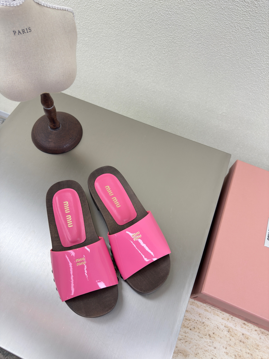 NO:265274,miu'miu wooden clog shoes Solid wood high-end pair Calf patent leather Heel inlaid Gold logo pair Rose pink Calf patent leather Medium heel design Metal rivet embedded fixed upper Handmade Series miu'miu Classic comfort Making Original consistent Italian leather Outsole High-version Fabric calf patent leather Inner lambskin Original consistent version Design Girlish feeling Comfort Benchmarking version 35 36 37 38 39 40 41 (40 41 size customization) Configure original packaging, slippers, miumiu, slippers, sheepskin19860909miu'miu 木屐鞋 实木高端对版 小牛漆皮 跟镶嵌 金色 logo对版 玫红粉 小牛漆皮 中跟设计 金属 铆钉嵌入固定鞋面 手工制作 系列 miu'miu 经典舒适 制作  原版一致 意大利真皮 大底 高版本  面料小牛漆皮  内里小羊皮里   原版一致 对版 设计 少女感 舒适  对标对版 35 36 37 38 39 40 41（40 41 码定制） 配置原版包装,拖鞋,miumiu,slippers,sheepskin,Women's Shoes