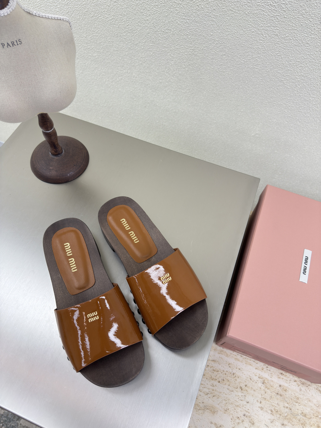 NO:265277,miu'miu clog shoes solid wood high-end pair calf patent leather heel inlaid gold logo pair brown calf patent leather mid-heel design metal rivet embedded fixed upper handmade series miu'miu classic comfort production original consistent Italian leather outsole high version fabric calf patent leather inner lambskin original consistent version design girlish feeling comfortable benchmarking version 35 36 37 38 39 40 41 (40 41 size customized) configuration original packaging, slippers, miumiu, slippers, sheepskin19860909miu'miu 木屐鞋 实木高端对版 小牛漆皮 跟镶嵌 金色 logo对版 棕色小牛漆皮 中跟设计 金属 铆钉嵌入固定鞋面 手工制作 系列 miu'miu 经典舒适 制作  原版一致 意大利真皮 大底 高版本  面料小牛漆皮  内里小羊皮里   原版一致 对版 设计 少女感 舒适  对标对版 35 36 37 38 39 40 41（40 41 码定制） 配置原版包装,拖鞋,miumiu,slippers,sheepskin,Women's Shoes