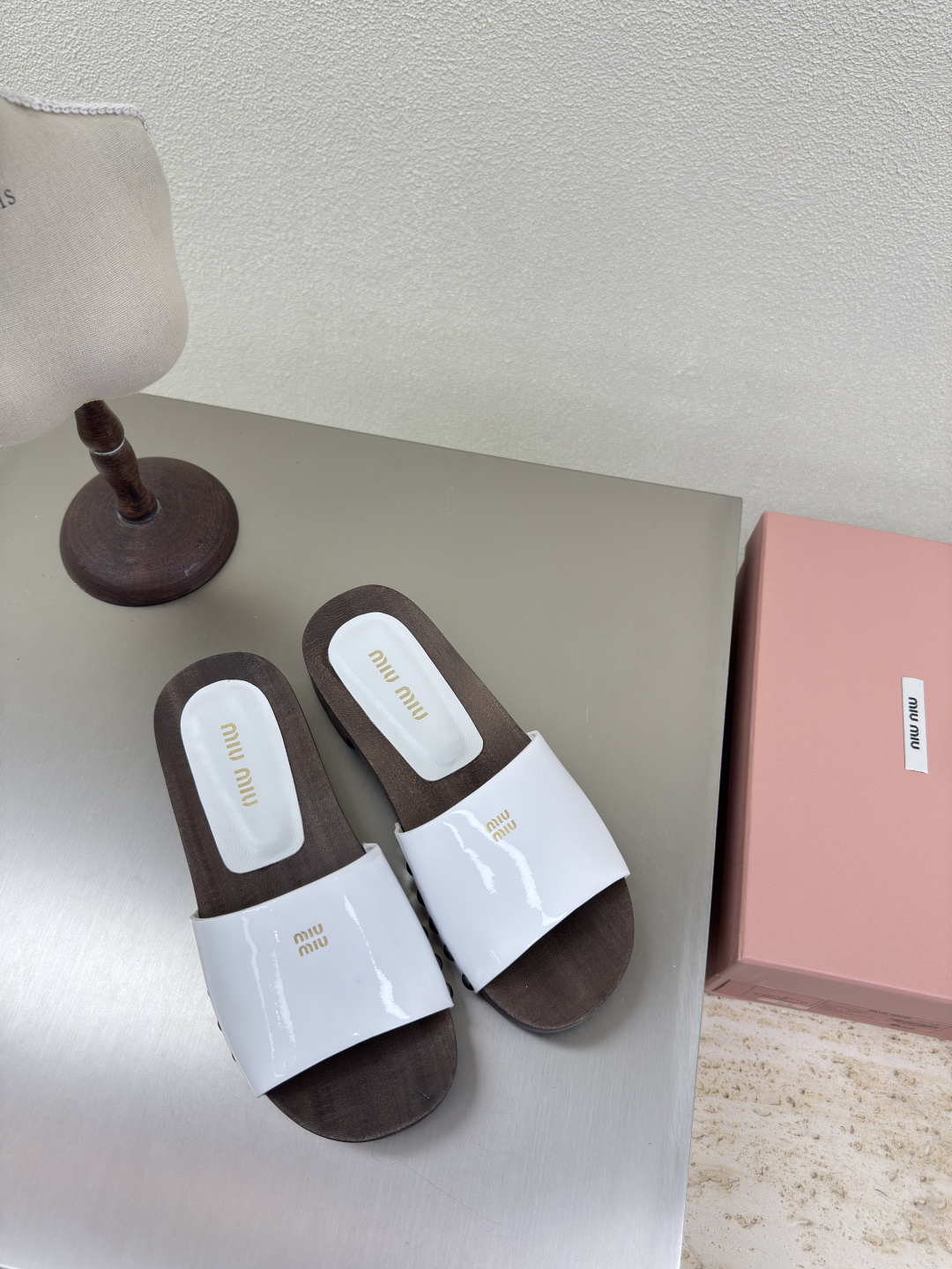 NO:265280,miu'miu wooden clog shoes Solid wood high-end pair Calf patent leather Heel inlaid Gold logo pair White calf patent leather Mid-heel design Metal Rivet embedded fixed upper Handmade Series miu'miu Classic comfort Made Original consistent Italian leather Outsole High-version Fabric calf patent leather Inner lambskin Original consistent version Design Girlish Comfort Benchmarking 35 36 37 38 39 40 41 (40 41 size customized) Configure original packaging, slippers, miumiu, slippers, sheepskin19860909miu'miu 木屐鞋 实木高端对版 小牛漆皮 跟镶嵌 金色 logo对版 白色小牛漆皮 中跟设计 金属 铆钉嵌入固定鞋面 手工制作 系列 miu'miu 经典舒适 制作  原版一致 意大利真皮 大底 高版本  面料小牛漆皮  内里小羊皮里   原版一致 对版 设计 少女感 舒适  对标对版 35 36 37 38 39 40 41（40 41 码定制） 配置原版包装,拖鞋,miumiu,slippers,sheepskin,Women's Shoes