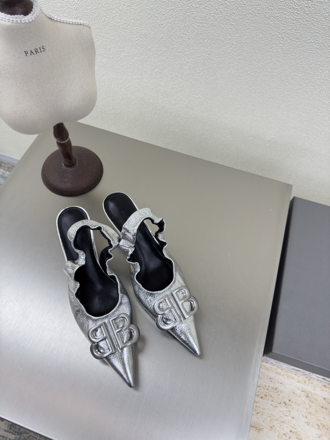 NO:265276,Classic double B rear-sky pointed BALENCIAGA Stomper Derby Silver This pair of shoes is simply the dark horse in the trend circle this year. The exaggerated pointed design makes people fall in love with it at a glance!  When I saw it at first, I was attracted by the big B-shaped logo. It’s so recognizable!  When you wear it, you can easily control it whether it is paired with tight jeans or wide-leg pants, and it is full of fashion sense!  Double B decorative buckle is made of pure copper hardware hand-in-made ————————————————————————— Fabric full-grain cowhide metal inner lambskin Outsole leather outsole Size 35 36 37 38 39 40 41 (40 41 fixed) B buckle Original packaging, high heels, high heels, balenciaga, balenciaga,tom ford, sandals, high heels, jeans, cowhide, sheepskin, Leather soles19860909经典双 B 后空尖头 BALENCIAGA 巴黎世家 Stomper Derby 银色 这双鞋简直是今年潮流圈的黑马,夸张的尖头设计,让人一眼就爱上！ 第一眼看到它,就被那双大大的B字logo吸引了,太有辨识度了吧！ 穿上它,无论是搭配紧身牛仔裤还是阔腿裤,都能轻松驾驭,时尚感爆棚！ 双B装饰扣采用纯铜五金手工镶嵌制作 ———————————— 面料全粒面牛皮金属 内里小羊皮 大底真皮大底 码数 35 36 37 38 39 40 41（40 41 定） B扣款  原版包装,高跟鞋凉鞋,balenciaga,balenciaga,tom ford,sandals,high heels,jeans,cowhide,sheepskin,Leather soles,Women's Shoes