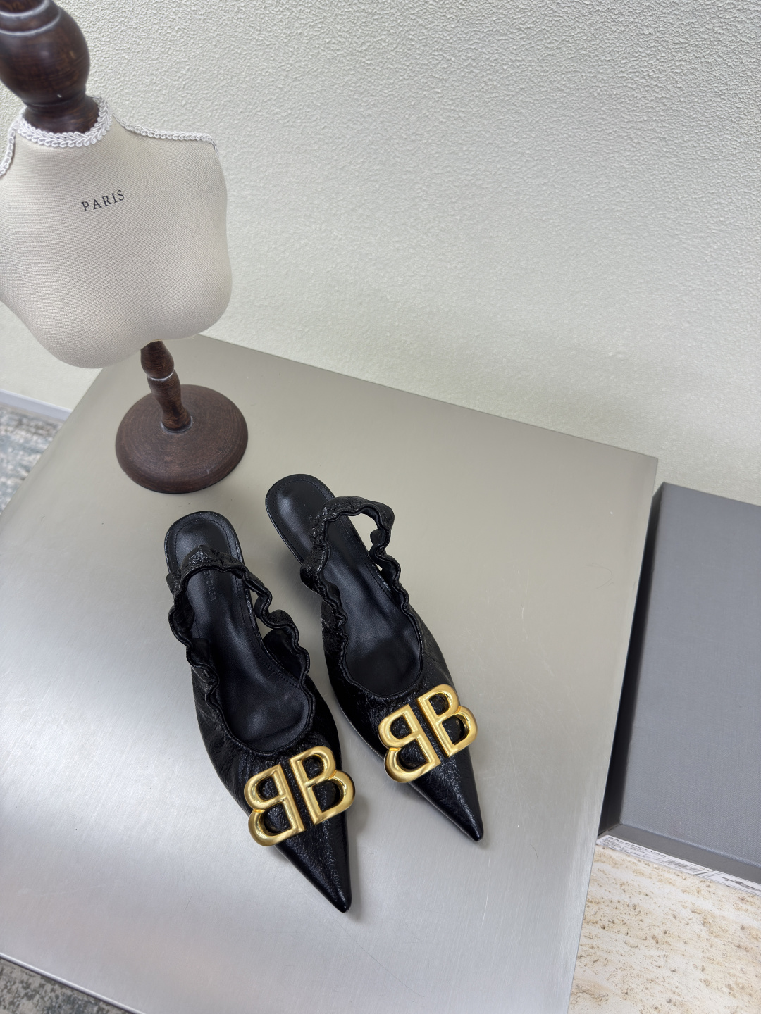 NO:265279,Classic double B rear-sky pointed BALENCIAGA Stomper Derby black This pair of shoes is simply the dark horse in the trend circle this year. The exaggerated pointed design makes people fall in love with it at a glance!  When I saw it at first, I was attracted by the big B-shaped logo. It’s so recognizable!  When you wear it, you can easily control it whether it is paired with tight jeans or wide-leg pants, and it is full of fashion sense!  Double B decorative buckle is made of pure copper hardware hand-in-made ————————————————————————— Fabric full-grain cowhide metal inner lambskin Outsole leather outsole Size 35 36 37 38 39 40 41 (40 41 fixed) B buckle Original packaging, high heels, high heels, balenciaga, balenciaga,tom ford, sandals, high heels, jeans, cowhide, sheepskin, Leather soles19860909经典双 B 后空尖头 BALENCIAGA 巴黎世家 Stomper Derby 黑色 这双鞋简直是今年潮流圈的黑马,夸张的尖头设计,让人一眼就爱上！ 第一眼看到它,就被那双大大的B字logo吸引了,太有辨识度了吧！ 穿上它,无论是搭配紧身牛仔裤还是阔腿裤,都能轻松驾驭,时尚感爆棚！ 双B装饰扣采用纯铜五金手工镶嵌制作 ———————————— 面料全粒面牛皮金属 内里小羊皮 大底真皮大底 码数 35 36 37 38 39 40 41（40 41 定） B扣款  原版包装,高跟鞋凉鞋,balenciaga,balenciaga,tom ford,sandals,high heels,jeans,cowhide,sheepskin,Leather soles,Women's Shoes