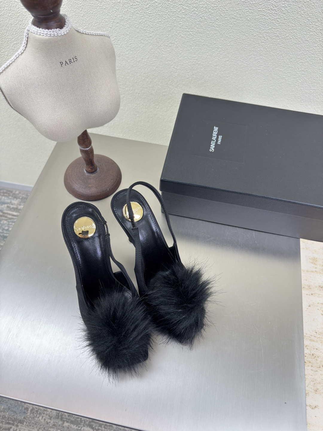 NO:265291,YSL high heels fur balls export classic Yvette Saint Laurent logo black color silk material Poplar forest that understands the hearts of women the most beautiful shoes that support the aura of noble temperament Imported sheepskin lining fits feet Comfortable Italian imported leather outsole Size 35 36 37 38 39 40 41 42 (40 41 42 orders) With counter packaging, high heels sandals, saint laurent, saint laurent, saint laurent, saint laurent, sandals, high heels, sheepskin, real silk, Leather soles19860909YSL高跟 皮草毛球 外销经典 Yvette Saint Laurent圣罗兰logo   黑色 色真丝材质  最懂女人心的杨树林 无死角的美鞋 撑起气场 气质高贵 进口羊皮内里 贴脚 舒适 意大利进口真皮大底  码数35 36 37 38 39 40 41 42 （40 41 42订） 配专柜包装,高跟鞋凉鞋,saint laurent,saint laurent,saint laurent,sandals,high heels,sheepskin,real silk,Leather soles,Women's Shoes