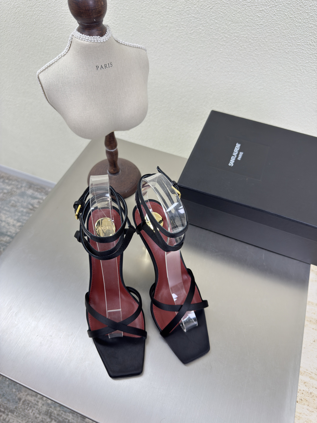 NO:402059,YSL high heels Roman high heels sandals Export classic Yvette Saint Laurent logo black color silk material Poplar forest that understands the hearts of women the most beautiful shoes that support the aura of noble temperament Imported sheepskin lining fits feet Comfort Italian imported leather outsole Size 35 36 37 38 39 40 41 42 (40 41 42 orders) With counter packaging, high heels sandals, saint laurent, saint laurent, saint laurent, saint laurent, sandals, high heels, sheepskin, real silk, Leather soles19860909YSL高跟 罗马高跟凉鞋 外销经典 Yvette Saint Laurent圣罗兰logo   黑色 色真丝材质  最懂女人心的杨树林 无死角的美鞋 撑起气场 气质高贵 进口羊皮内里 贴脚 舒适 意大利进口真皮大底  码数35 36 37 38 39 40 41 42 （40 41 42订） 配专柜包装,高跟鞋凉鞋,saint laurent,saint laurent,saint laurent,sandals,high heels,sheepskin,real silk,Leather soles,Women's Shoes