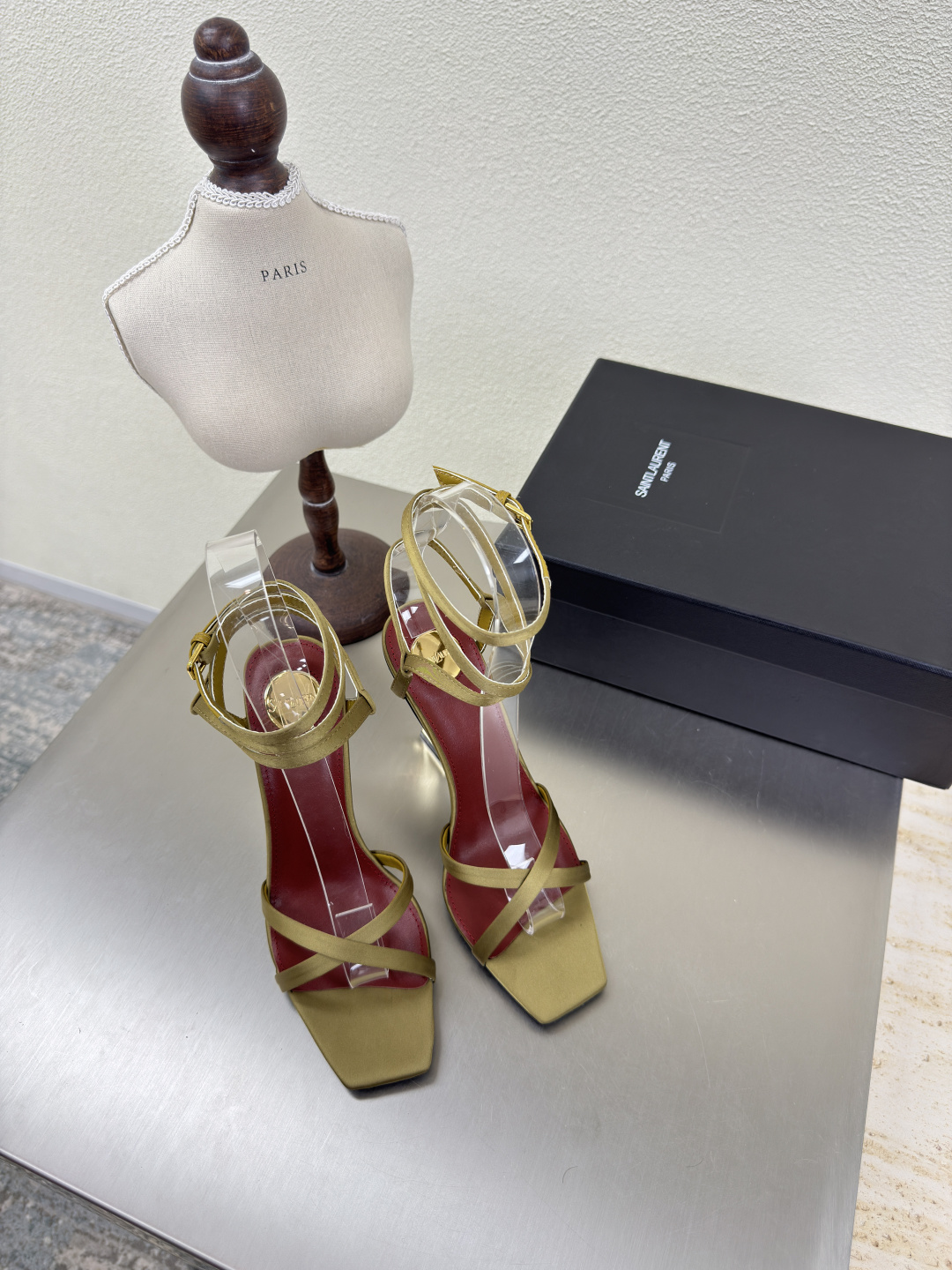 NO:402061,YSL high heels Roman high heels sandals Export classic Yvette Saint Laurent logo Golden silk material Poplar forest that understands the hearts of women the most beautiful shoes without dead corners Protect the aura Noble temperament Imported sheepskin lining fits feet Comfort Italian imported leather outsole Size 35 36 37 38 39 40 41 42 (40 41 42 orders) With counter packaging, high heels sandals, saint laurent, saint laurent, saint laurent, saint laurent, sandals, high heels, sheepskin, real silk, Leather soles19860909YSL高跟 罗马高跟凉鞋 外销经典 Yvette Saint Laurent圣罗兰logo   金色真丝材质  最懂女人心的杨树林 无死角的美鞋 撑起气场 气质高贵 进口羊皮内里 贴脚 舒适 意大利进口真皮大底  码数35 36 37 38 39 40 41 42 （40 41 42订） 配专柜包装,高跟鞋凉鞋,saint laurent,saint laurent,saint laurent,sandals,high heels,sheepskin,real silk,Leather soles,Women's Shoes