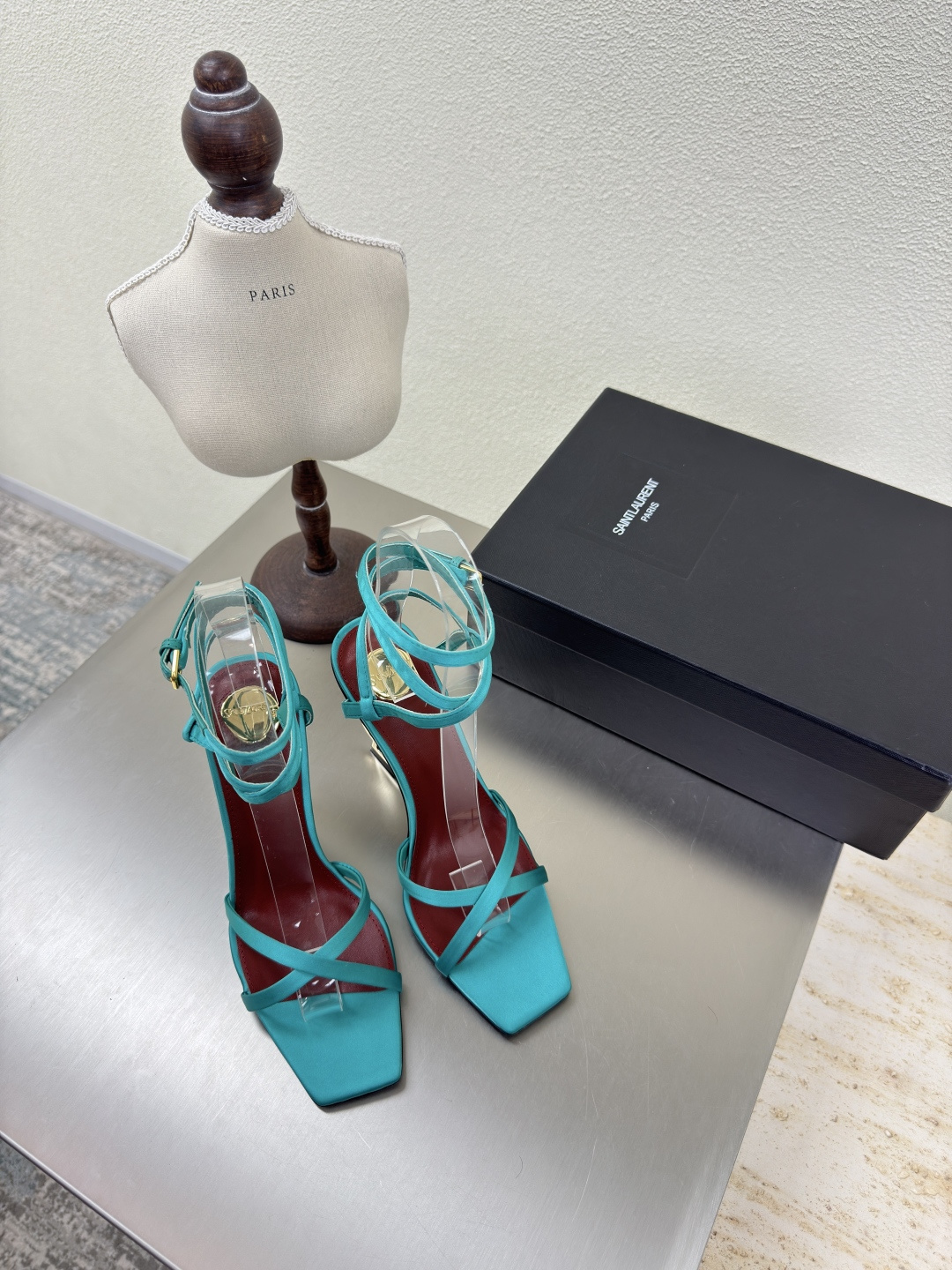 NO:402066,YSL high heels Roman high heels sandals Export classic Yvette Saint Laurent logo Peacock blue silk material Poplar forest that understands the hearts of women the most beautiful shoes that support the aura Noble temperament Imported sheepskin lining fits the feet Comfortable Italian imported leather outsole Size 35 36 37 38 39 40 41 42 (40 41 42 orders) With counter packaging, high heels sandals, saint laurent, saint laurent, saint laurent, saint laurent, sandals, high heels, sheepskin, real silk, Leather soles19860909YSL高跟 罗马高跟凉鞋 外销经典 Yvette Saint Laurent圣罗兰logo   孔雀蓝 真丝材质  最懂女人心的杨树林 无死角的美鞋 撑起气场 气质高贵 进口羊皮内里 贴脚 舒适 意大利进口真皮大底  码数35 36 37 38 39 40 41 42 （40 41 42订） 配专柜包装,高跟鞋凉鞋,saint laurent,saint laurent,saint laurent,sandals,high heels,sheepskin,real silk,Leather soles,Women's Shoes