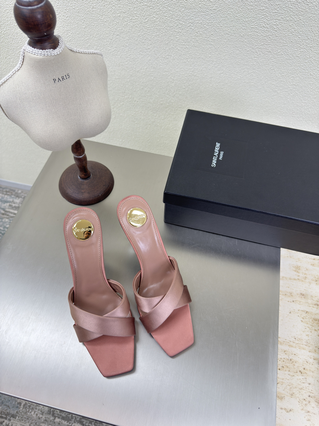 NO:402067,YSL high heels cross-belt slippers Export classic Yvette Saint Laurent logo Pink silk material Poplar forest that understands the hearts of women the most beautiful shoes that support the aura of noble temperament Imported sheepskin lining fits feet Comfortable Italian imported leather outsole Size 35 36 37 38 39 40 41 42 (40 41 42 orders) With counter packaging, high heels slippers, saint laurent, saint laurent, saint laurent, saint laurent, high heels, slippers, sheepskin, real silk, Leather soles19860909YSL高跟 交叉带拖鞋 外销经典 Yvette Saint Laurent圣罗兰logo   粉色 真丝材质  最懂女人心的杨树林 无死角的美鞋 撑起气场 气质高贵 进口羊皮内里 贴脚 舒适 意大利进口真皮大底  码数35 36 37 38 39 40 41 42 （40 41 42订） 配专柜包装,高跟鞋拖鞋,saint laurent,saint laurent,saint laurent,high heels,slippers,sheepskin,real silk,Leather soles,Women's Shoes