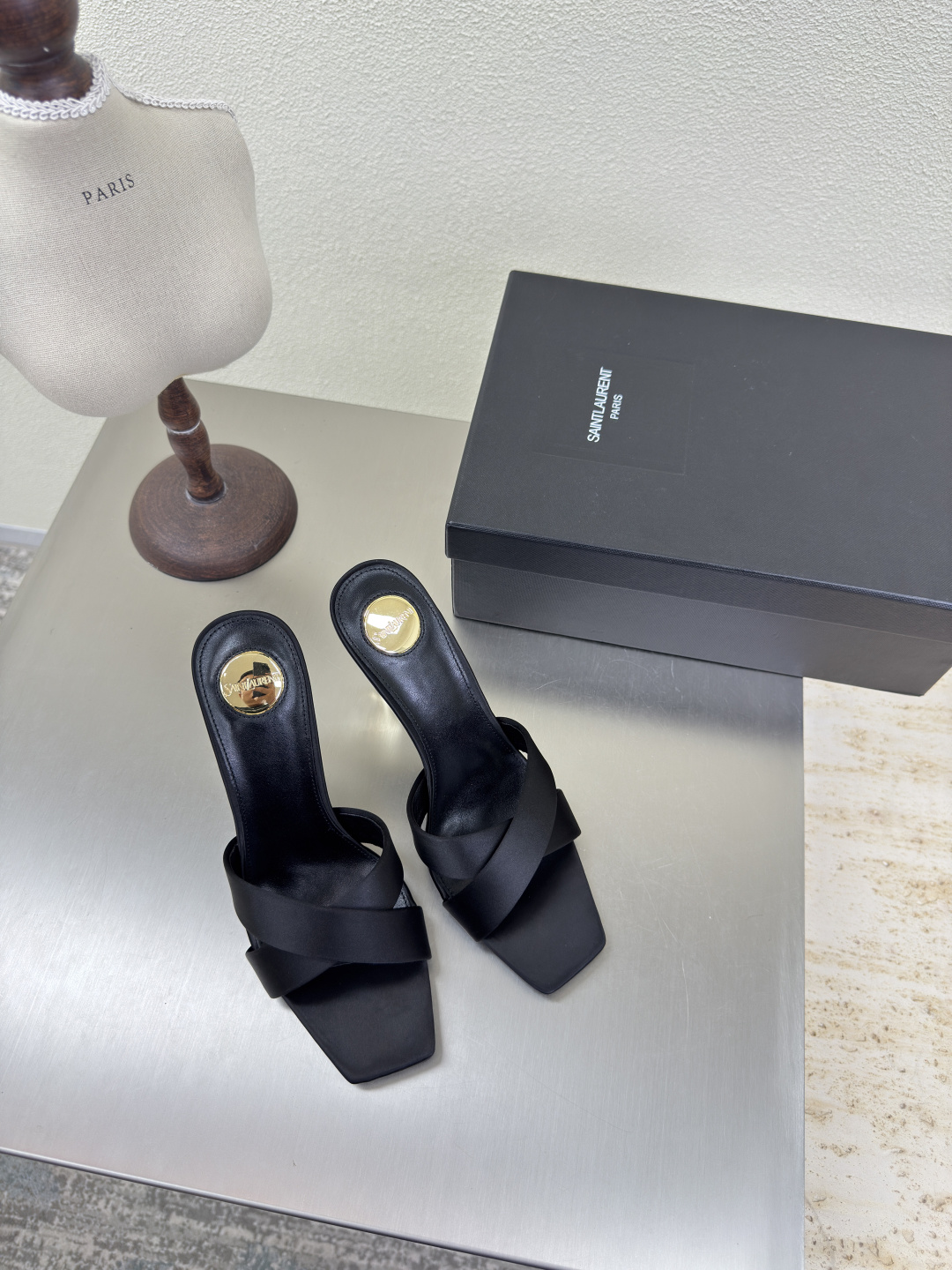 NO:402071,YSL high heels cross-belt slippers Export classic Yvette Saint Laurent logo black silk material Poplar forest that understands the hearts of women best. Beautiful shoes that have no dead corners to support the aura. Noble temperament. Imported sheepskin lining. Comfortable. Italian imported leather outsole. Size 35 36 37 38 39 40 41 42 (40 41 42 orders) with counter packaging, high heels, saint laurent, saint laurent, saint laurent, saint laurent, high heels, slippers, sheepskin, real silk, Leather soles19860909YSL高跟 交叉带拖鞋 外销经典 Yvette Saint Laurent圣罗兰logo   黑色 真丝材质  最懂女人心的杨树林 无死角的美鞋 撑起气场 气质高贵 进口羊皮内里 贴脚 舒适 意大利进口真皮大底  码数35 36 37 38 39 40 41 42 （40 41 42订） 配专柜包装,高跟鞋拖鞋,saint laurent,saint laurent,saint laurent,high heels,slippers,sheepskin,real silk,Leather soles,Women's Shoes