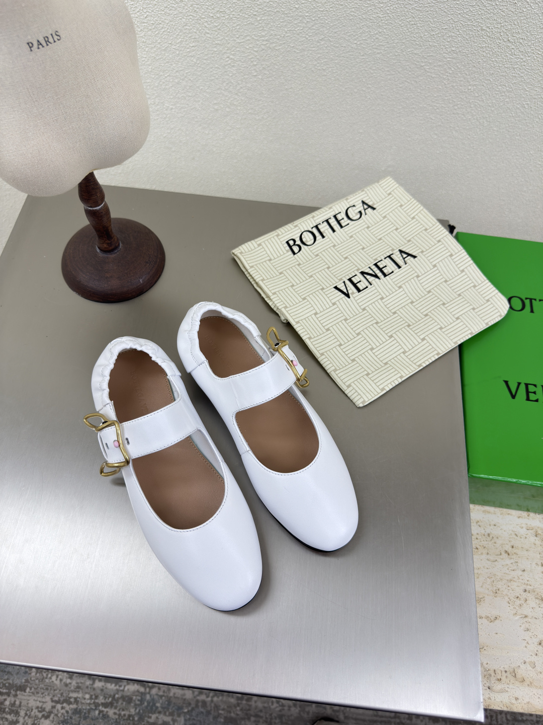 NO:401994,Women's Astaire Mary Jane Ballet Shoes Leather Mary Jane Ballet Shoes with rabbit buckles and Intrecciato braided details. Fiber White Full Leather Heel Family Elements Weaving Series High-version Round Head Must-have Commuter BV Early Autumn Series All are so beautiful Elegant materials used on shoes intellectually elegant and capable. Full of high-end small square head design is beautiful~~ The fabric is made of original consistent lambskin and shaping technology pursues the perfect internal craftsmanship. Heels are lambskin, never sloppy. Original outsole craftsmanship. Brand classics. Italian leather outsole is selected in the new season. With clearing and dyeing technology, black rubber square craftsmanship, comfortable and high-end square heel design makes travel more comfortable. Confidence 35 36 37 38 39 40 41 42  (40 41 42 customized codes) Configure original packaging ironing process logo bags, ballet shoes, bottega veneta, mary jane, sheepskin, Leather soles19860909女士Astaire玛丽珍芭蕾舞鞋 皮革玛丽珍芭蕾舞鞋,配有兔形搭扣,后帮饰有 Intrecciato编织细节. 光纤白 全真皮 后跟 家族元素 编织系列 高版本 圆头 通勤必备 BV早秋系列 都好美啊  优雅材质运用在鞋履上知性优雅干练  满满的高级感小方头设计美美哒～～  面料选用原版一致小羊皮 以及定型科技追求内部工艺完美   鞋跟 垫脚选用小羊皮 绝不马虎 原版  大底工艺 品牌经典之作 新季选用意大利真皮大底 配合清染技术 搭配黑色橡胶方块工艺  舒适高端 方形小跟设计 让出行更舒适 自信   35 36 37 38 39 40 41 42  (40 41 42定制码数)  配置原版包装 烫胶工艺logo布袋,芭蕾舞鞋,bottega veneta,mary jane,sheepskin,Leather soles,Women's Shoes