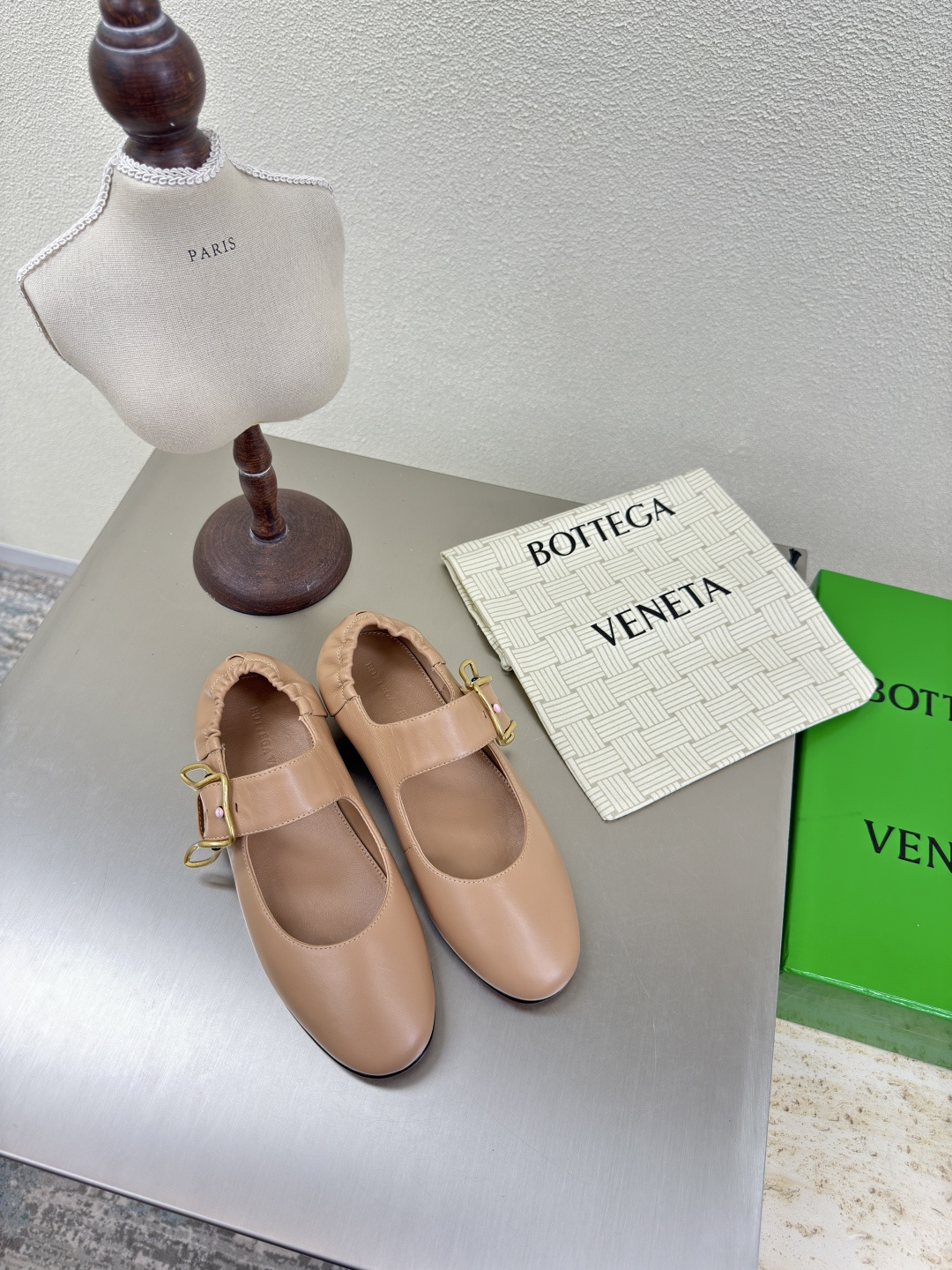 NO:410015,Top-level high-end version, purchasing quality, original development, Bottega Venetass latest women's Astaire Mary Jane flat ballet shoes. BV new style sought after side buckle flat shoes, ins & Xiaohongshu, many internet celebrities!  Super sexy on your feet!  It's really beautiful!  There is reason to bring a fashionable and strong wind, making people feel comfortable. Heavy but not tired. Original custom fabrics are compared to the highest version in the market. This small round toe upper has a super high-end feel!  High-end wear is fairy, simple, fashionable and design-like, and they are all very easy to wear, especially the flat heel soles with anti-slip rubber pads on the soles without being tired after walking for a day, and they are practical and textured. They are especially suitable for office workers (the original mold-opening custom-colored shoe soles are the same as each other). It is worth mentioning that the silk film soles that have been tested repeatedly for one month are almost perfect. Most of the market are sprayed and painted. The side-buckle brass design elements are known as the BV family design gene. The upper is imported original calfskin. It is comfortable to match the inner sheepskin. It has a full sense of design. A model that shows personality. Trendy and god-level items. All developments. According to the requirements of the original version, deep disassembly and restored. The process is purely handmade. It is expensive. It uses the original imported original leather soles from Italy. Raw glue injection molding process. Anti-slip comfort. Your thoughts are finally here. It is versatile and suitable for any occasion, and everyone has a must-have pair!  Fabric imported from Italy original calf leather, inner lining imported from Italy original sheepskin footbed, imported from Italy original cowhide, outsole imported from Italy original genuine leather sole, size 35-39 (40.41.42 custom made, no return or exchange) can be customized without a standard and customer logo, no return or exchange, packaging top-level high-end full set of original genuine packaging, single shoes, bottega veneta, bottega veneta, mary jane, flats, cowhide, sheepskin, Leather soles19860909顶级高版本 代购品质 原版开发Bottega Venetass最新款女士Astaire玛丽珍平底芭蕾舞鞋.BV新款抢手侧扣平底鞋爆款,ins&小红书巨多网红明星上身！上脚超性感！真的太美了！有理由刮起时尚大风,让人沦陷的舒适感 厚重而不累脚,原版定制面料 对比市场最高版本.这款小圆头鞋面超有高级感！高级穿着又仙女 简约时髦又有设计感 而且都非常非常好穿,特别是平跟鞋底部有防滑胶垫走一天也不会累,实用又有质感,特别适合上班一族（原版开模定制颜色鞋型鞋底一摸一样）值得一提的是鞋底花费一个月开模反复测试过的丝膜大底做到几乎完美,市场上大部份是喷涂.侧扣黄铜色设计元素 堪称BV家族设计基因 鞋面采用进口原版小牛皮 搭配内胆羊皮舒适设计 设计感十足 一款彰显个性 潮流神级单品 所有开发 按原版要求 深度拆解还原 工艺纯手工制作 成本不菲 采用意大利进口原版真皮大底 生胶注塑工艺 防滑舒适 你们的心心念念终于来了 百搭适用任何场合、人手必备一双！ 面料意大利进口原版小牛皮 内里意大利进口原版羊皮 垫脚意大利进口原版牛皮 大底意大利进口原版真皮底 码数35-39（40.41.42定做,不退换） 可定做无标和客人logo定制,不退不换 包装顶级高端全套原版正品包装,单鞋,bottega veneta,bottega veneta,mary jane,flats,cowhide,sheepskin,Leather soles,Women's Shoes