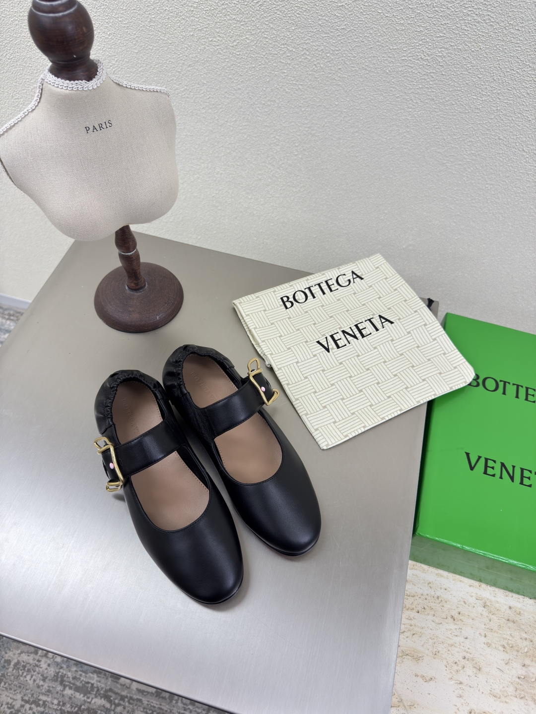 NO:410010,Top high-end version, purchasing quality, original development, Bottega Veneta2025ss latest women's Astaire Mary Jane flat ballet shoes. BV new style sought-after side buckle flat shoes, ins & Xiaohongshu, many internet celebrities!  Super sexy on your feet!  It's really beautiful!  There is reason to bring a fashionable and strong wind, making people feel comfortable. Heavy but not tired. Original custom fabrics are compared to the highest version in the market. This small round toe upper has a super high-end feel!  High-end wear is fairy, simple, fashionable and design-like, and they are all very easy to wear, especially the flat heel soles with anti-slip rubber pads on the soles without being tired after walking for a day, and they are practical and textured. They are especially suitable for office workers (the original mold-opening custom-colored shoe soles are the same as each other). It is worth mentioning that the silk film soles that have been tested repeatedly for one month are almost perfect. Most of the market are sprayed and painted. The side-buckle brass design elements are known as the BV family design gene. The upper is imported original calfskin. It is comfortable to match the inner sheepskin. It has a full sense of design. A model that shows personality. Trendy and god-level items. All developments. According to the requirements of the original version, deep disassembly and restored. The process is purely handmade. It is expensive. It uses the original imported original leather soles from Italy. Raw glue injection molding process. Anti-slip comfort. Your thoughts are finally here. It is versatile and suitable for any occasion, and everyone has a must-have pair!  Fabric imported from Italy original calf leather, inner lining imported from Italy original sheepskin footbed, imported from Italy original cowhide, outsole imported from Italy original genuine leather sole, size 35-39 (40.41.42 custom made, no return and exchange) can be customized without standard and customer logo, no return or exchange, packaging top-level high-end full set of original consistent authentic packaging, single shoes, bottega veneta, bottega veneta, mary jane, flats, cowhide, sheepskin, Leather soles19860909顶级高版本 代购品质 原版开发Bottega Veneta2025ss最新款女士Astaire玛丽珍平底芭蕾舞鞋.BV新款抢手侧扣平底鞋爆款,ins&小红书巨多网红明星上身！上脚超性感！真的太美了！有理由刮起时尚大风,让人沦陷的舒适感 厚重而不累脚,原版定制面料 对比市场最高版本.这款小圆头鞋面超有高级感！高级穿着又仙女 简约时髦又有设计感 而且都非常非常好穿,特别是平跟鞋底部有防滑胶垫走一天也不会累,实用又有质感,特别适合上班一族（原版开模定制颜色鞋型鞋底一摸一样）值得一提的是鞋底花费一个月开模反复测试过的丝膜大底做到几乎完美,市场上大部份是喷涂.侧扣黄铜色设计元素 堪称BV家族设计基因 鞋面采用进口原版小牛皮 搭配内胆羊皮舒适设计 设计感十足 一款彰显个性 潮流神级单品 所有开发 按原版要求 深度拆解还原 工艺纯手工制作 成本不菲 采用意大利进口原版真皮大底 生胶注塑工艺 防滑舒适 你们的心心念念终于来了 百搭适用任何场合、人手必备一双！ 面料意大利进口原版小牛皮 内里意大利进口原版羊皮 垫脚意大利进口原版牛皮 大底意大利进口原版真皮底 码数35-39（40.41.42定做,不退换） 可定做无标和客人logo定制,不退不换 包装顶级高端全套原版一致正品包装,单鞋,bottega veneta,bottega veneta,mary jane,flats,cowhide,sheepskin,Leather soles,Women's Shoes