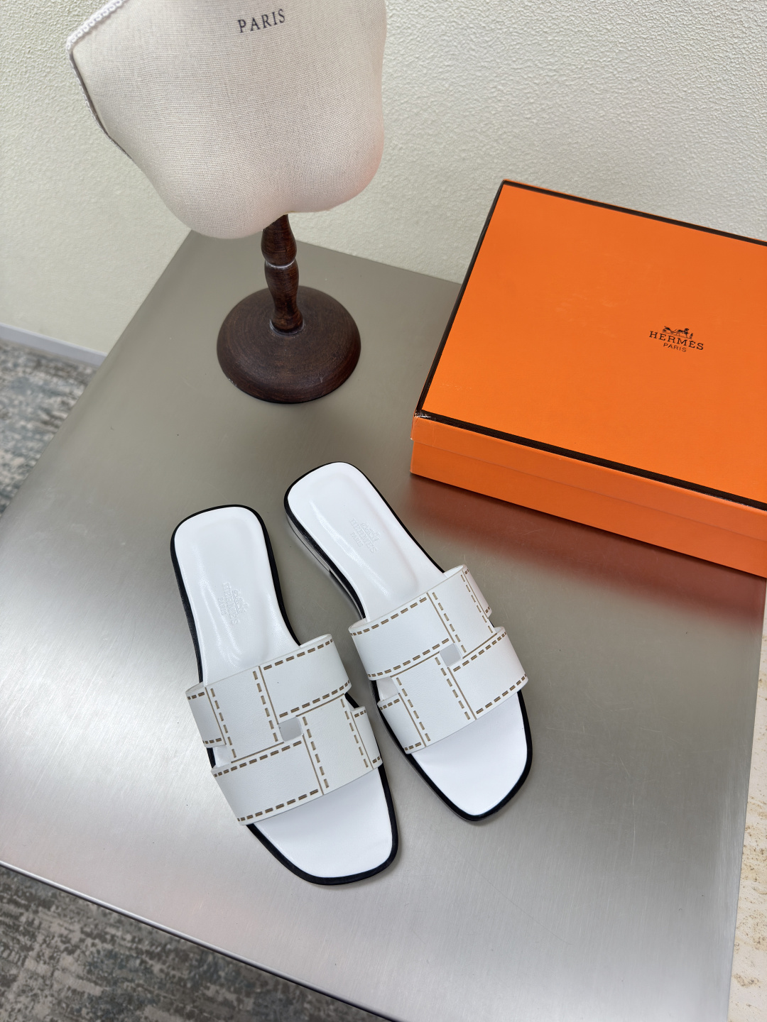 NO:401985,Hermes Classic Slippers 2.0 Version Laser Laser Lines White Calfskin High-version Italian Leather Outsole Hermes H Simple Maniac Classic and versatile Italian Leather Outsole Handicraft Fabrics Calfskin Flat Sole Design High-end Connotation Noble in Shoes Leather Outsole Conspicuous Women's Model 35 36 37 38 39 40 41 (40 41 Customized) Configure original packaging, slippers, hermes, slippers, cowhide, Leather soles19860909爱马仕 经典拖鞋2.0版 镭射激光线条  白色小牛皮 高版意大利真皮大底  爱马仕 H简约狂魔 经典百搭 意大利真皮大底 手工艺 面料选用小牛皮  平底 设计 内涵高端感十足 鞋中贵族  真皮大底 醒目 女款 35 36 37 38 39 40 41   (40 41 定制) 配置原版包装,拖鞋,hermes,slippers,cowhide,Leather soles,Women's Shoes