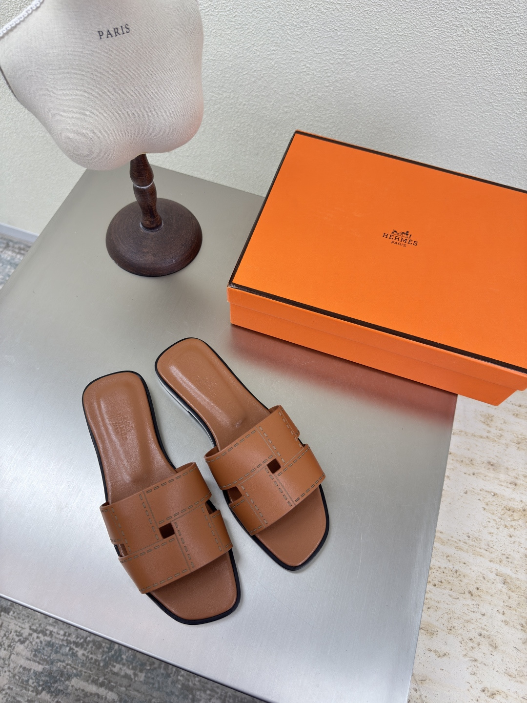 NO:401988,Hermes Classic Slippers 2.0 Version Laser Laser Strips Brown Calfskin High-version Italian Leather Outsole Hermes H Simple Maniac Classic and versatile Italian Leather Outsole Handicraft Fabrics Calfskin Flat Sole Design High-end Connotation Noble in Shoes Leather Outsole Conspicuous Women's Model 35 36 37 38 39 40 41 (40 41 Customized) Configure original packaging, slippers, hermes, slippers, cowhide, Leather soles19860909爱马仕 经典拖鞋2.0版 镭射激光线条  棕色 小牛皮 高版意大利真皮大底  爱马仕 H简约狂魔 经典百搭 意大利真皮大底 手工艺 面料选用小牛皮  平底 设计 内涵高端感十足 鞋中贵族  真皮大底 醒目 女款 35 36 37 38 39 40 41   (40 41 定制) 配置原版包装,拖鞋,hermes,slippers,cowhide,Leather soles,Women's Shoes