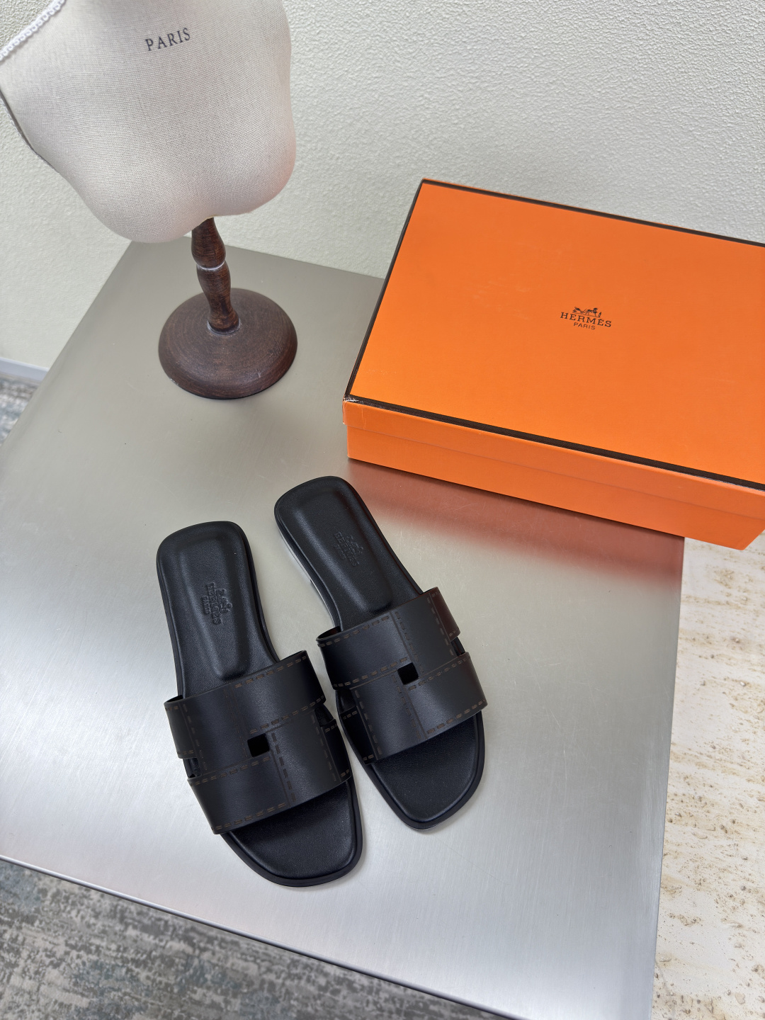 NO:401991,Hermes Classic Slippers 2.0 Version Laser Laser Lines Black Calfskin High-version Italian Leather Outsole Hermes H Simple Maniac Classic and versatile Italian Leather Outsole Handicraft Fabrics Calfskin Flat Sole Design High-end Connotation Noble in Shoes Leather Outsole Conspicuous Women's Model 35 36 37 38 39 40 41 (40 41 Customized) Configure original packaging, slippers, hermes, slippers, cowhide, Leather soles19860909爱马仕 经典拖鞋2.0版 镭射激光线条  黑色 小牛皮 高版意大利真皮大底  爱马仕 H简约狂魔 经典百搭 意大利真皮大底 手工艺 面料选用小牛皮  平底 设计 内涵高端感十足 鞋中贵族  真皮大底 醒目 女款 35 36 37 38 39 40 41   (40 41 定制) 配置原版包装,拖鞋,hermes,slippers,cowhide,Leather soles,Women's Shoes