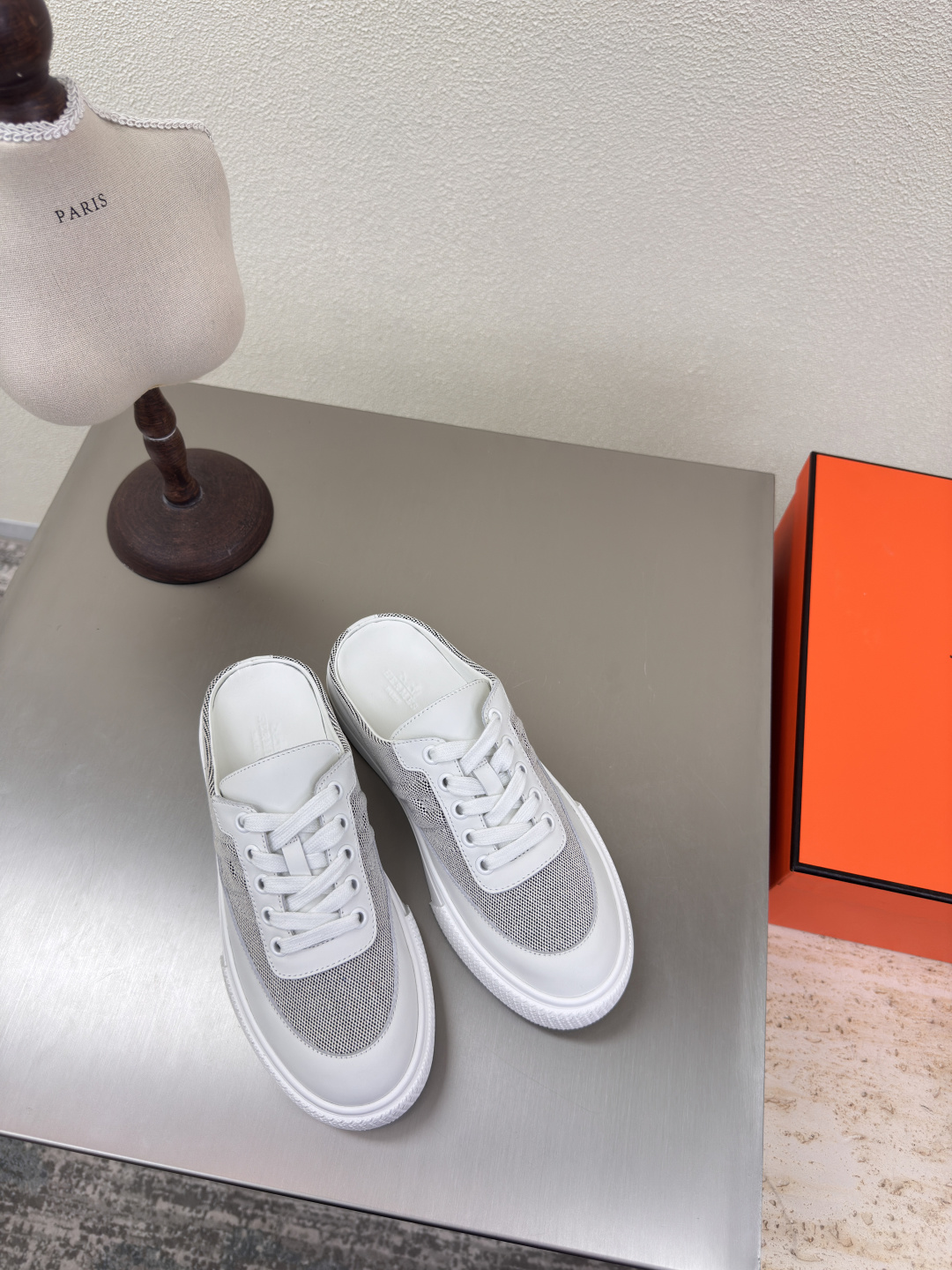 NO:402060,Hermes Keep sports semi-drag classic matching raised logo white calfskin matching classic royal fabric high-version TPU molded outsole Hermes simple maniac classic versatile original integrated molded outsole handicraft fabric choice calfskin flat design connotation full of high-end sense Aristocratic among shoes eye-catching women's style 35 36 37 38 39 40 (40 customization) Configure original packaging, semi-drag, hermes, cowhide19860909爱马仕 Keep 运动半拖 经典搭配 凸起logo  白色小牛皮 搭配 经典御用布料 高版本 TPU成型大底  爱马仕 简约狂魔 经典百搭 原版一体成型大底 手工艺 面料选用小牛皮  平底 设计 内涵高端感十足 鞋中贵族  醒目 女款 35 36 37 38 39 40    (40 定制) 配置原版包装,半拖,hermes,cowhide,Women's Shoes