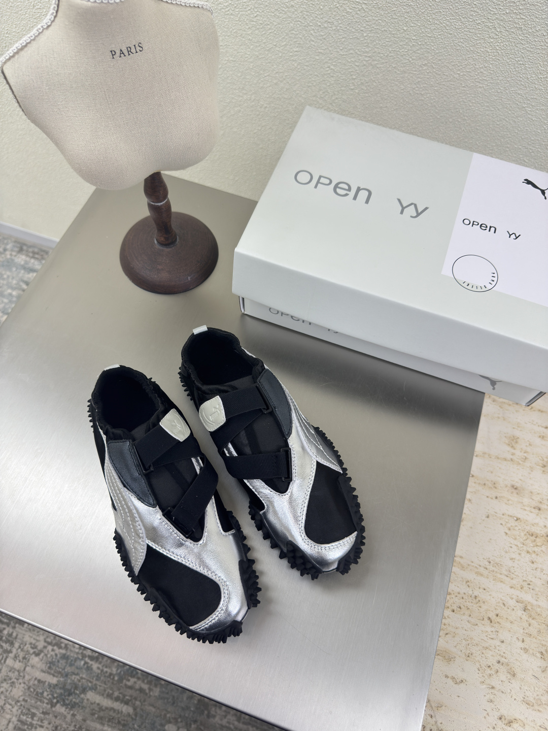 NO:402051,OPEN YY Puma is a very charming shoe. Silver and black. Design and style: Its design is inspired by racing shoes. Flat and smooth shoe shapes, simple lines, and logos that run through the 2/3 shoe body. It shows speed and passion, and can instantly transform you into the fashionable focus on the racing field. Material and quality: The upper is made of suede or matte leather. The texture is soft and shiny. It is not only comfortable to wear, but also shows a high-end retro texture. The sole uses rubber sole to have good wear resistance and grip, which can ensure stability and safety when walking or moving. Celebrity effect and social popularity: Park Chae-young, Dua Lipa, Bella and other celebrities are all wearing it. Size 35 36 37 38 39 40 (customized for 40 sizes), split-toe shoes, chamois leather19860909OPEN YY 彪马是一款极具魅力的鞋款 银黑  设计与风格:其设计灵感源自赛车鞋,扁平流畅的鞋型,简洁的线条,以及贯穿2/3鞋身的logo,尽显速度与激情,能让你瞬间变身赛车场上的时尚焦点.  材质与质量:鞋面采用麂皮或磨砂皮材质,质感柔软且富有光泽,不仅穿着舒适,还能展现出高级的复古质感.鞋底采用橡胶鞋底具有良好的耐磨性和抓地力,能确保在行走或运动时的稳定性和安全性.  明星效应与社交热度:朴彩英、Dua Lipa、Bella等名人纷纷上脚 码数 35 36 37 38 39 40（40码定制）,分趾鞋,chamois leather,Women's Shoes