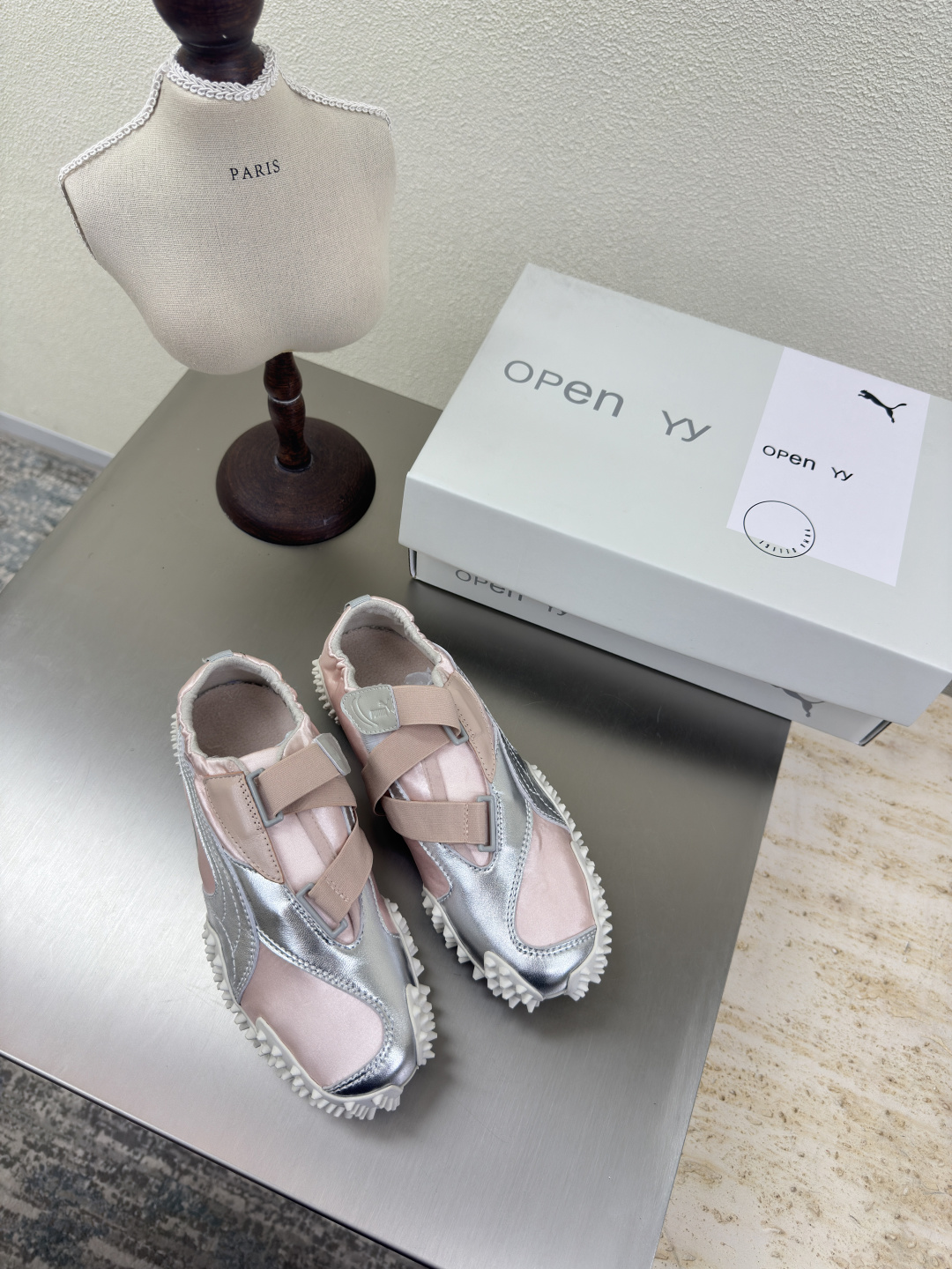 NO:402056,OPEN YY Puma is a very charming shoe. Silver Pink Design and Style: Its design is inspired by racing shoes. Flat and smooth shoe shapes, simple lines, and logos that run through the 2/3 shoe body. It shows speed and passion, and can instantly transform you into the fashionable focus on the racing field. Material and quality: The upper is made of suede or matte leather, with a soft and shiny texture, which is not only comfortable to wear, but also shows a high-end retro texture. The sole uses rubber sole to have good wear resistance and grip, which can ensure stability and safety when walking or moving. Celebrity effect and social popularity: Park Chae-young, Dua Lipa, Bella and other celebrities have put on their feet. Size 35 36 37 38 39 40 (customized for 40 sizes), split-toe shoes, chamois leather19860909OPEN YY 彪马是一款极具魅力的鞋款 银粉  设计与风格:其设计灵感源自赛车鞋,扁平流畅的鞋型,简洁的线条,以及贯穿2/3鞋身的logo,尽显速度与激情,能让你瞬间变身赛车场上的时尚焦点.  材质与质量:鞋面采用麂皮或磨砂皮材质,质感柔软且富有光泽,不仅穿着舒适,还能展现出高级的复古质感.鞋底采用橡胶鞋底具有良好的耐磨性和抓地力,能确保在行走或运动时的稳定性和安全性.  明星效应与社交热度:朴彩英、Dua Lipa、Bella等名人纷纷上脚 码数 35 36 37 38 39 40（40码定制）,分趾鞋,chamois leather,Women's Shoes