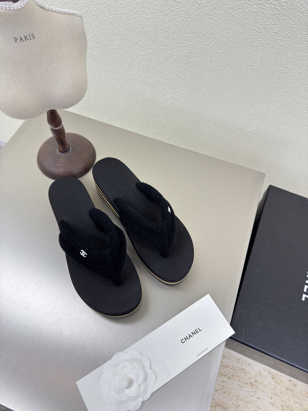 NO:402042,Comfortable wedge flip flops hardware logo Xiaoxiang thick-soled slippers Hardware logo blessed Comfortable and stylish Black Original fabric l Full texture Classic round toe thick-soled design Super comfortable logo clearly visible Elegant Lambskin inner lining clear foot pad logo without tiring feet Printed brand logo benchmarking and matching version Pursuit of quality Super comfortable Ultra light Combined stacked outsole Full texture 35 36 37 38 39 40 41 (40 41 customized) Matched with original packaging Exquisite ribbon Camellia, split-toe shoes, slippers, sheepskin19860909舒适坡跟 人字拖 五金logo 小香 厚底拖鞋  五金logo 加持 舒适有范 黑色 原版布料 l 质感满满 经典圆头厚底设计 超舒适   logo清晰可见  优雅 内里选用小羊皮内里 垫脚logo清晰  不累脚 钢印品牌logo 对标对版 追求品质 超舒适 超轻 组合叠层大底 质感满满  35 36 37 38 39 40 41（40 41 定制） 搭配原版包装 精致丝带 山茶花,分趾鞋,slippers,sheepskin,Women's Shoes