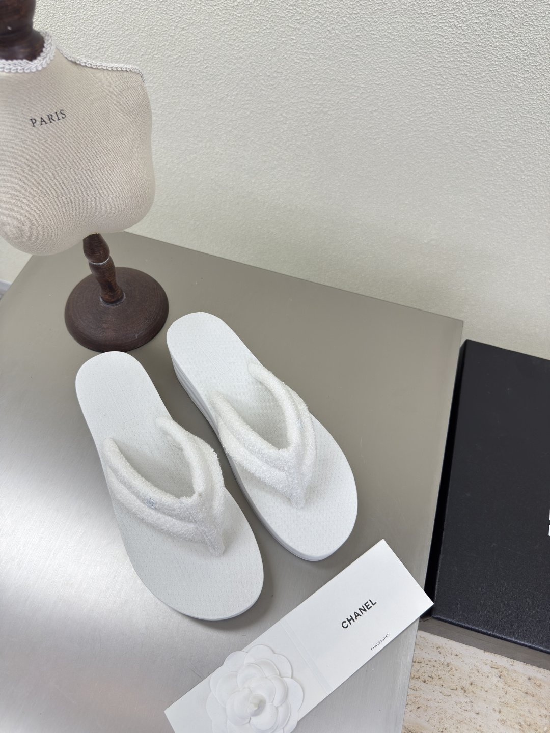 NO:402045,Comfortable wedge flip flops hardware logo Xiaoxiang thick-soled slippers Hardware logo blessed Comfortable and stylish White Original fabric l Full texture Classic round toe thick-soled design Super comfortable logo clearly visible Elegant Lambskin inner lining clear foot pad logo without tiring feet Printed brand logo Benchmark version Pursuit of quality Super comfortable Ultra light Combined stacked outsole Full texture 35 36 37 38 39 40 41 (40 41 customized) Matched with original packaging Exquisite ribbon Camellia, split-toe shoes, slippers, sheepskin19860909舒适坡跟 人字拖 五金logo 小香 厚底拖鞋  五金logo 加持 舒适有范 白色 原版布料 l 质感满满 经典圆头厚底设计 超舒适   logo清晰可见  优雅 内里选用小羊皮内里 垫脚logo清晰  不累脚 钢印品牌logo 对标对版 追求品质 超舒适 超轻 组合叠层大底 质感满满  35 36 37 38 39 40 41（40 41 定制） 搭配原版包装 精致丝带 山茶花,分趾鞋,slippers,sheepskin,Women's Shoes