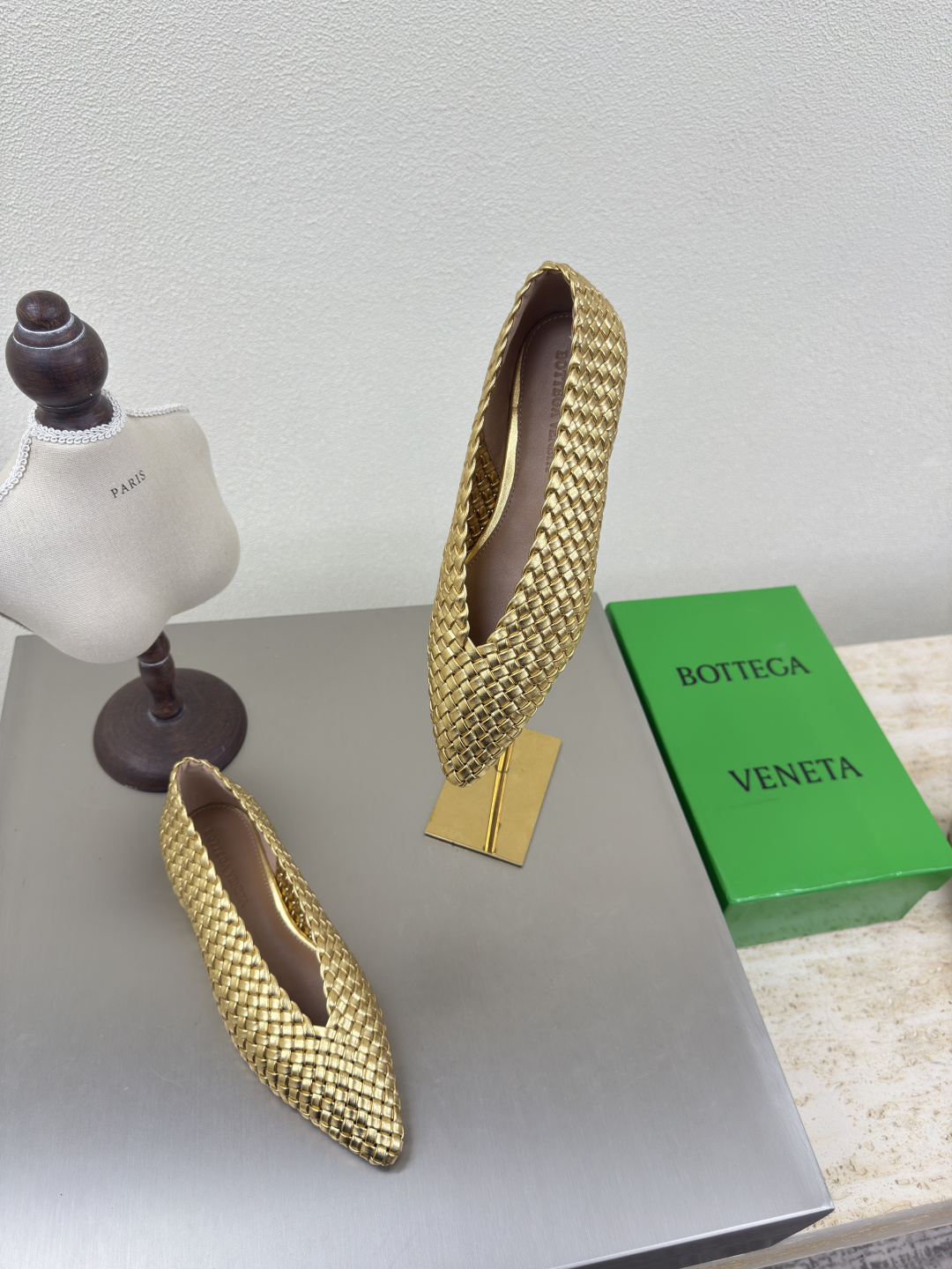 NO:410000,Top-level high-end version, purchasing quality, original development, Bottega Veneta2025ss latest braided women's Sofia flat women's shoes. BV new style sought-after braided flat single shoes, ins & Xiaohongshu, many internet celebrities!  Super sexy on your feet!  It's really beautiful!  There is reason to bring a fashionable and strong wind, making people feel comfortable. Heavy but not tired. Original custom fabrics are compared to the highest version in the market. This small pointed upper has a super high-end feel!  High-end wear is fairy, simple, fashionable and design-like, and they are all very easy to wear, especially the flat heel soles with anti-slip rubber pads on the soles without being tired after walking for a day, and they are practical and textured. They are especially suitable for office workers (the original custom-made shoe soles are the same as the same). It is worth mentioning that the silk film soles that have been tested repeatedly in the soles for a month are almost perfect, and most of the market are sprayed. The side-buckle brass design elements can be regarded as the BV family design gene. The upper uses imported original brocade sheepskin. It is comfortable to design with the inner sheepskin. It is a full sense of design. A trendy and god-level item. All developments. According to the requirements of the original version, deep disassembly and restored. The process is purely handmade. It is expensive. It uses the original imported genuine leather soles from Italy. Raw glue injection molding process. Anti-slip comfort. Your thoughts are finally here. It is versatile and suitable for any occasion, and you must have a pair!  Fabric imported from Italy original brocade sheepskin Neil imported from Italy original sheepskin footbed Italian imported from Italy original sheepskin Outsole imported from Italy original genuine leather injection molded bottom Size 35-39 (40.41.42 customized, no return or exchange) Customized without standard and customer logo customization, no return or exchange Packaging top-level high-end full set of original consistent authentic packaging, single shoes, bottega veneta, bottega veneta, sheepskin, Leather soles19860909顶级高版本 代购品质 原版开发Bottega Veneta2025ss最新款编织女士Sofia平底女鞋.BV新款抢手小编织平底单鞋爆款,ins&小红书巨多网红明星上身！上脚超性感！真的太美了！有理由刮起时尚大风,让人沦陷的舒适感 厚重而不累脚,原版定制面料 对比市场最高版本.这款小尖头鞋面超有高级感！高级穿着又仙女 简约时髦又有设计感 而且都非常非常好穿,特别是平跟鞋底部有防滑胶垫走一天也不会累,实用又有质感,特别适合上班一族（原版开模定制颜色鞋型鞋底一摸一样）值得一提的是鞋底花费一个月开模反复测试过的丝膜大底做到几乎完美,市场上大部份是喷涂.侧扣黄铜色设计元素 堪称BV家族设计基因 鞋面采用进口原版锦羊皮 搭配内胆羊皮舒适设计 设计感十足 一款彰显个性 潮流神级单品 所有开发 按原版要求 深度拆解还原 工艺纯手工制作 成本不菲 采用意大利进口原版真皮大底 生胶注塑工艺 防滑舒适 你们的心心念念终于来了 百搭适用任何场合、人手必备一双！ 面料意大利进口原版锦羊皮 内里意大利进口原版羊皮 垫脚意大利进口原版羊皮 大底意大利进口原版真皮注塑底 码数35-39（40.41.42定做,不退换） 可定做无标和客人logo定制,不退不换 包装顶级高端全套原版一致正品包装,单鞋,bottega veneta,bottega veneta,sheepskin,Leather soles,Women's Shoes