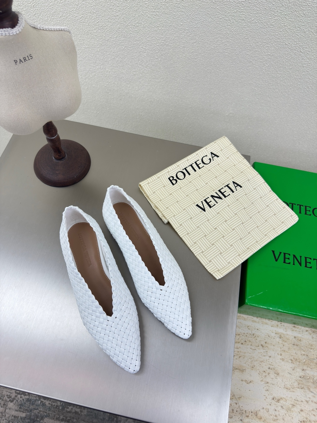 NO:405141,Integrated hand-woven without seams BV Sofia Flat-sole hand-woven series single shoes 5mm level woven single shoes genuine leather hand-woven white knitting This classic model is simply bv latest ceiling Four colors versatile color Simple piece of leather 5mm pull strips Hand-woven high-end comfortable footbed sheepskin inner comfortable high-end outsole with Italian leather outsole & injection rubber process Use light dyeing process Benchmarking and matching version Select original packaging Shoe bags adopt glue logo process The highest end of the market Use hot melt glue to shape the toe heel easily rebound and does not deform the upper car line is Italian computer needle truck. Fine workmanship Select original packaging Treat customers sincerely 35 36 37 38 39 40 41 42 (40 41 42  Customized), single shoes, bottega veneta, sheepskin, Leather soles19860909一体手编织无接缝 BV Sofia 平底手工一体编织 系列单鞋 5 毫米级 编织单鞋 真皮手工编织  白色 编织 这款经典款 简直bv最新天花板啦 四色 彩色百搭  简约一块皮5 毫米抽条  手工编织而成 高档舒适  垫脚羊皮内里舒适高端 大底选用意大利真皮大底&注塑橡胶工艺 运用轻染工艺 对标对版 选用原版包装 鞋子布袋采用印胶logo工艺 市场最高端 采用热熔胶定型鞋头 后跟 易回弹不变形  鞋面车线选用意大利电脑针车 做工精细 选用原版包装 真心对待客人 35 36 37 38 39 40 41 42 （40 41 42 定制）,单鞋,bottega veneta,sheepskin,Leather soles,Women's Shoes
