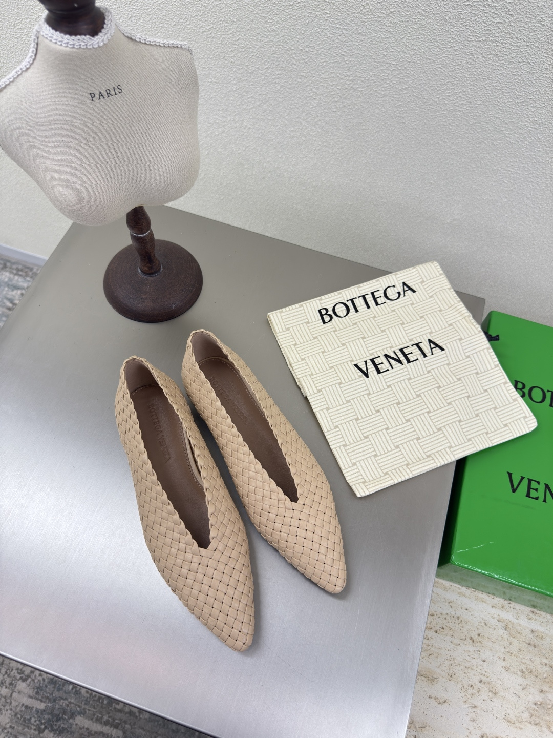 NO:409996,Top-level high-end version, purchasing quality, original development, Bottega Veneta2025ss latest braided women's Sofia flat women's shoes. BV new style sought-after braided flat single shoes, ins & Xiaohongshu, many internet celebrities!  Super sexy on your feet!  It's really beautiful!  There is reason to bring a fashionable and strong wind, making people feel comfortable. Heavy but not tired. Original custom fabrics are compared to the highest version in the market. This small pointed upper has a super high-end feel!  High-end wear is fairy, simple, fashionable and design-like, and they are all very easy to wear, especially the flat heel soles with anti-slip rubber pads on the soles without being tired after walking for a day, and they are practical and textured. They are especially suitable for office workers (the original custom-made shoe soles are the same as the same). It is worth mentioning that the silk film soles that have been tested repeatedly in the soles for a month are almost perfect, and most of the market are sprayed. The side-buckle brass design elements can be regarded as the BV family design gene. The upper uses imported original brocade sheepskin. It is comfortable to design with the inner sheepskin. It is a full sense of design. A trendy and god-level item. All developments. According to the requirements of the original version, deep disassembly and restored. The process is purely handmade. It is expensive. It uses the original imported genuine leather soles from Italy. Raw glue injection molding process. Anti-slip comfort. Your thoughts are finally here. It is versatile and suitable for any occasion, and you must have a pair!  Fabric imported from Italy original brocade sheepskin Neil imported from Italy original sheepskin footbed Italian imported from Italy original sheepskin Outsole imported from Italy original genuine leather injection molded bottom Size 35-39 (40.41.42 customized, no return or exchange) Customized without standard and customer logo customization, no return or exchange Packaging top-level high-end full set of original consistent authentic packaging, single shoes, bottega veneta, bottega veneta, sheepskin, Leather soles19860909顶级高版本 代购品质 原版开发Bottega Veneta2025ss最新款编织女士Sofia平底女鞋.BV新款抢手小编织平底单鞋爆款,ins&小红书巨多网红明星上身！上脚超性感！真的太美了！有理由刮起时尚大风,让人沦陷的舒适感 厚重而不累脚,原版定制面料 对比市场最高版本.这款小尖头鞋面超有高级感！高级穿着又仙女 简约时髦又有设计感 而且都非常非常好穿,特别是平跟鞋底部有防滑胶垫走一天也不会累,实用又有质感,特别适合上班一族（原版开模定制颜色鞋型鞋底一摸一样）值得一提的是鞋底花费一个月开模反复测试过的丝膜大底做到几乎完美,市场上大部份是喷涂.侧扣黄铜色设计元素 堪称BV家族设计基因 鞋面采用进口原版锦羊皮 搭配内胆羊皮舒适设计 设计感十足 一款彰显个性 潮流神级单品 所有开发 按原版要求 深度拆解还原 工艺纯手工制作 成本不菲 采用意大利进口原版真皮大底 生胶注塑工艺 防滑舒适 你们的心心念念终于来了 百搭适用任何场合、人手必备一双！ 面料意大利进口原版锦羊皮 内里意大利进口原版羊皮 垫脚意大利进口原版羊皮 大底意大利进口原版真皮注塑底 码数35-39（40.41.42定做,不退换） 可定做无标和客人logo定制,不退不换 包装顶级高端全套原版一致正品包装,单鞋,bottega veneta,bottega veneta,sheepskin,Leather soles,Women's Shoes