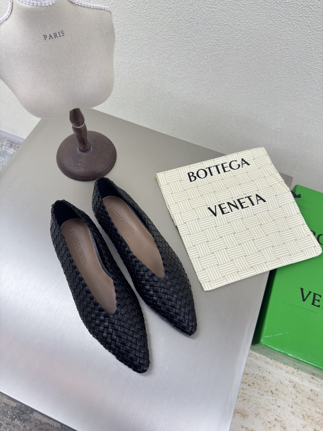 NO:409992,Top-level high-end version, purchasing quality, original development, Bottega Veneta2025ss latest braided women's Sofia flat women's shoes. BV new style sought-after braided flat single shoes, ins & Xiaohongshu, many internet celebrities!  Super sexy on your feet!  It's really beautiful!  There is reason to bring a fashionable and strong wind, making people feel comfortable. Heavy but not tired. Original custom fabrics are compared to the highest version in the market. This small pointed upper has a super high-end feel!  High-end wear is fairy, simple, fashionable and design-like, and they are all very easy to wear, especially the flat heel soles with anti-slip rubber pads on the soles without being tired after walking for a day, and they are practical and textured. They are especially suitable for office workers (the original custom-made shoe soles are the same as the same). It is worth mentioning that the silk film soles that have been tested repeatedly in the soles for a month are almost perfect, and most of the market are sprayed. The side-buckle brass design elements can be regarded as the BV family design gene. The upper uses imported original brocade sheepskin. It is comfortable to design with the inner sheepskin. It is a full sense of design. A trendy and god-level item. All developments. According to the requirements of the original version, deep disassembly and restored. The process is purely handmade. It is expensive. It uses the original imported genuine leather soles from Italy. Raw glue injection molding process. Anti-slip comfort. Your thoughts are finally here. It is versatile and suitable for any occasion, and you must have a pair!  Fabric imported from Italy original brocade sheepskin Neil imported from Italy original sheepskin footbed Italian imported from Italy original sheepskin Outsole imported from Italy original genuine leather injection molded bottom Size 35-39 (40.41.42 customized, no return or exchange) Customized without standard and customer logo customization, no return or exchange Packaging top-level high-end full set of original consistent authentic packaging, single shoes, bottega veneta, bottega veneta, sheepskin, Leather soles19860909顶级高版本 代购品质 原版开发Bottega Veneta2025ss最新款编织女士Sofia平底女鞋.BV新款抢手小编织平底单鞋爆款,ins&小红书巨多网红明星上身！上脚超性感！真的太美了！有理由刮起时尚大风,让人沦陷的舒适感 厚重而不累脚,原版定制面料 对比市场最高版本.这款小尖头鞋面超有高级感！高级穿着又仙女 简约时髦又有设计感 而且都非常非常好穿,特别是平跟鞋底部有防滑胶垫走一天也不会累,实用又有质感,特别适合上班一族（原版开模定制颜色鞋型鞋底一摸一样）值得一提的是鞋底花费一个月开模反复测试过的丝膜大底做到几乎完美,市场上大部份是喷涂.侧扣黄铜色设计元素 堪称BV家族设计基因 鞋面采用进口原版锦羊皮 搭配内胆羊皮舒适设计 设计感十足 一款彰显个性 潮流神级单品 所有开发 按原版要求 深度拆解还原 工艺纯手工制作 成本不菲 采用意大利进口原版真皮大底 生胶注塑工艺 防滑舒适 你们的心心念念终于来了 百搭适用任何场合、人手必备一双！ 面料意大利进口原版锦羊皮 内里意大利进口原版羊皮 垫脚意大利进口原版羊皮 大底意大利进口原版真皮注塑底 码数35-39（40.41.42定做,不退换） 可定做无标和客人logo定制,不退不换 包装顶级高端全套原版一致正品包装,单鞋,bottega veneta,bottega veneta,sheepskin,Leather soles,Women's Shoes