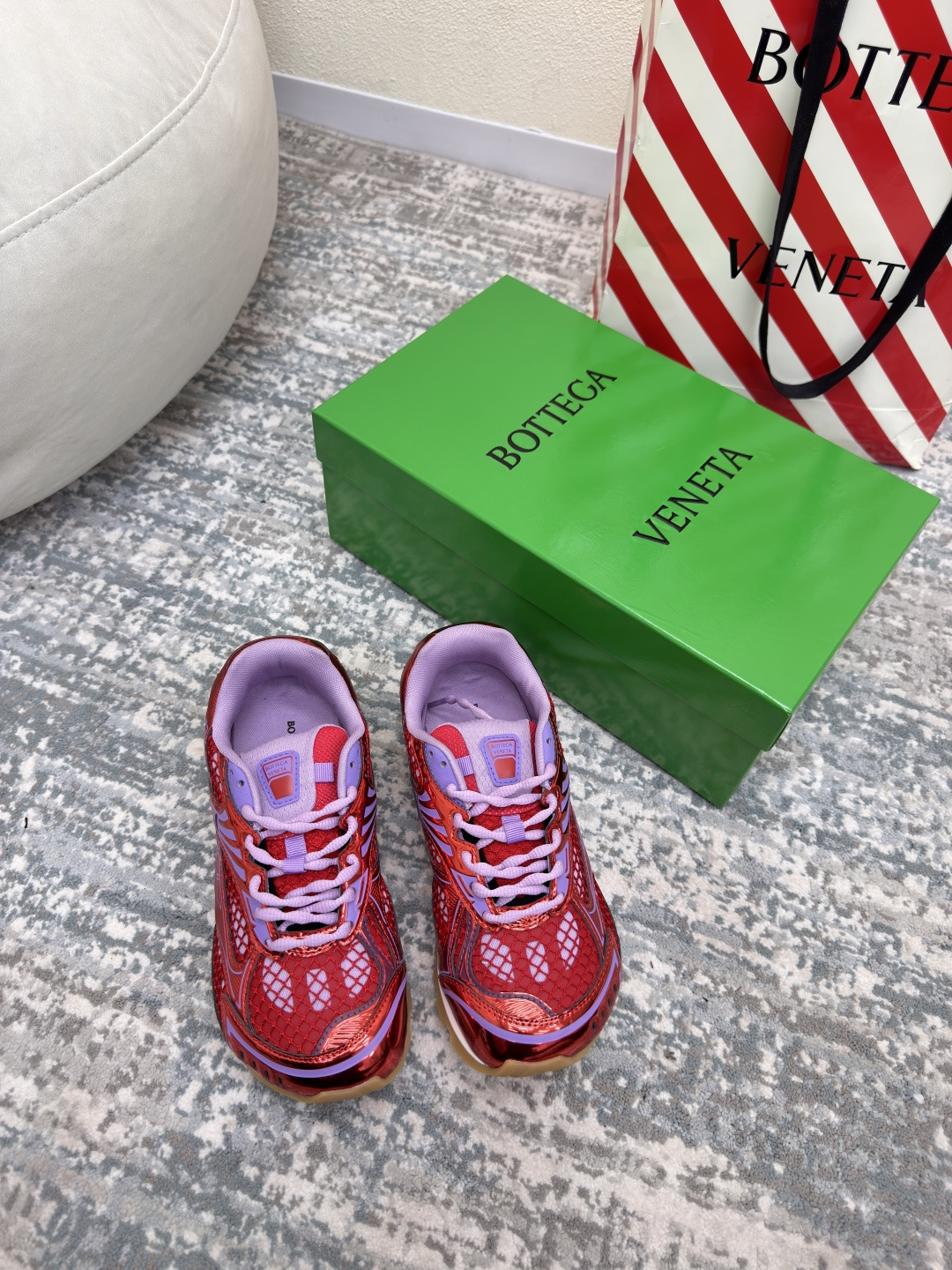 NO:402034,BV Orbit sneakers Wang Yibo Same style couple dad shoes Runner sneakers, using lightweight technology mesh fabric. Matched with geometric patterns, rubber outsole. Cherry red, women's style, men's style 320, king-fried series, high version, accurate bagging technology, metal red/wisteria color, actually increased a lot, still the same legs are thin, very nice, playable and fabricated, benchmarking, bagging technology, accurate version, outsole, color-blocking TPU mold absorption technology, outsole, women's style 35 36 37 38 39 40 41 (40 41 customization) Men's style 39 40 41 42 43 44 45. (45 size customization) (can accept customer logo without refund and exchange price) Configure original packaging, semi-torched high heels, bottega veneta, high  heels, sneakers19860909BV Orbit运动鞋 王一博 同款 情侣款老爹鞋 Runner运动鞋,采用轻质科技网布面料. 搭配几何图案设计橡胶外底. 樱桃红 女款 男款320 王炸系列 高版本 认准套包工艺 金属红/紫藤色 实际增高很多哦,还是一样显腿细 非常nice 耐玩耐造 对标对版 套包鞋工艺 认准高版本  大底选用拼色TPU吸模工艺 大底 女款 35 36 37 38 39 40 41（40 41定制） 男款 39 40 41 42 43 44 45.(45码定制) (可承接客人logo不退换价优) 配置原版包装,半拖高跟鞋,bottega veneta,high heels,sneakers,Women's Shoes