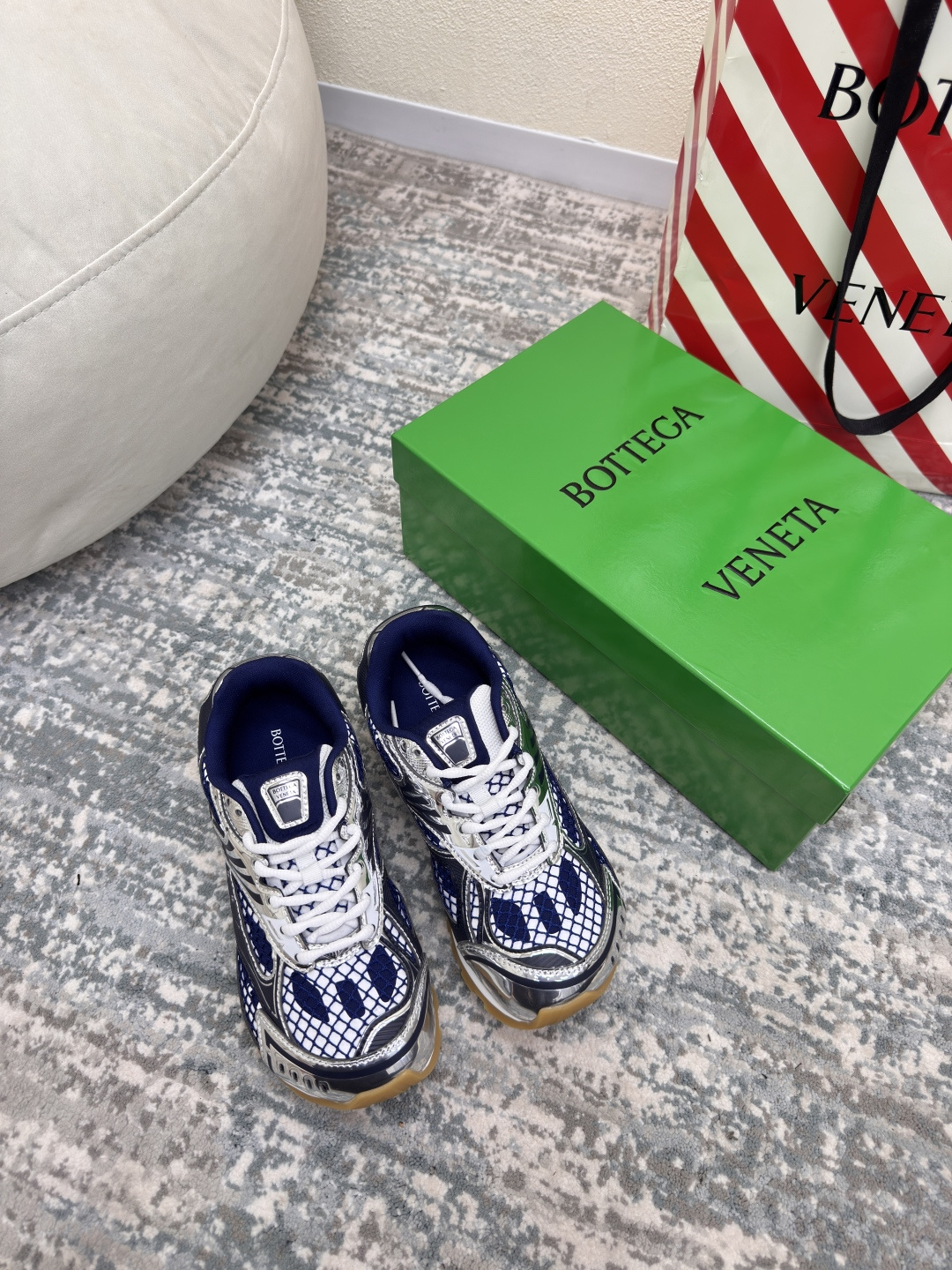 NO:402038,BV Orbit sneakers Wang Yibo Same style couple dad shoes Runner sneakers, using lightweight technology mesh fabric. Matched with geometric patterns, rubber outsole. Dark blue, women's model, men's model 320, king-fried series, high version, accurate bagging technology, dark blue, actually increase a lot, still make the legs look thin, very nice, playable and fabricated, benchmarking, bagging technology, accurate version, outsole, color-blocking TPU mold absorption technology, outsole, women's model 35 36 37 38 39 40 41 (40 41 customization) Men's model 39 40 41 42 43 44 45. (45 size customization) (can accept customer logo without refund and exchange price) Configure original packaging, semi-torque high heels, bottega veneta, high  heels, sneakers19860909BV Orbit运动鞋 王一博 同款 情侣款老爹鞋 Runner运动鞋,采用轻质科技网布面料. 搭配几何图案设计橡胶外底. 深蓝色 女款 男款320 王炸系列 高版本 认准套包工艺 深蓝色  实际增高很多哦,还是一样显腿细 非常nice 耐玩耐造 对标对版 套包鞋工艺 认准高版本  大底选用拼色TPU吸模工艺 大底 女款 35 36 37 38 39 40 41（40 41定制） 男款 39 40 41 42 43 44 45.(45码定制) (可承接客人logo不退换价优) 配置原版包装,半拖高跟鞋,bottega veneta,high heels,sneakers,Women's Shoes