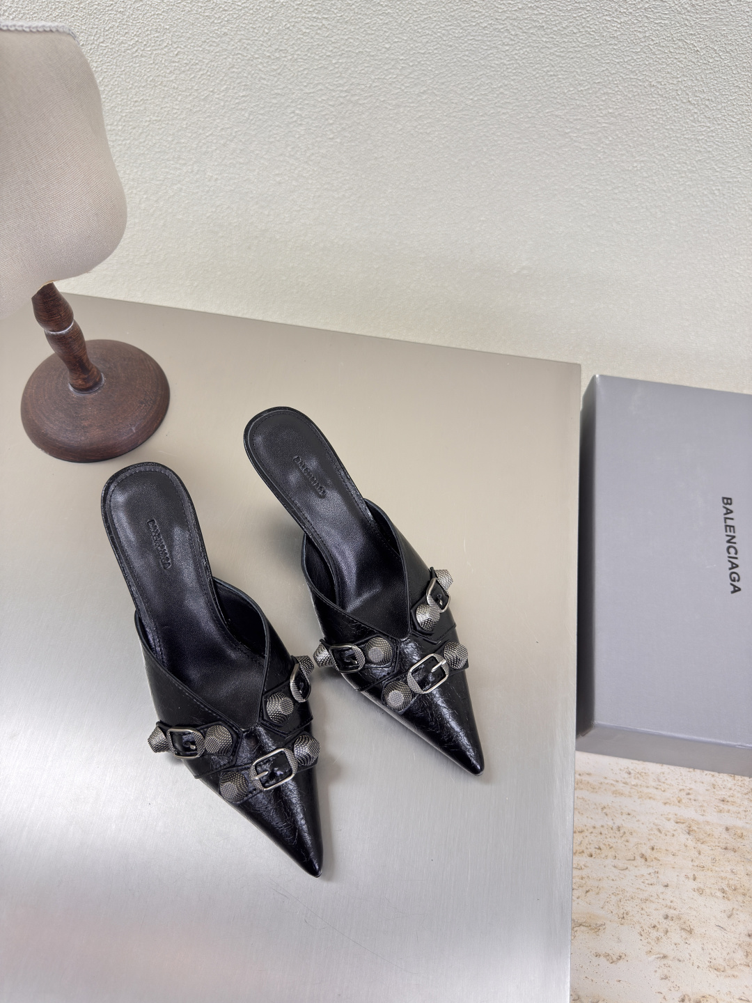 NO:382452,BALENCIAG mid-heel rivet pointed-toe slippers Black Fabric Butter leather Inner Lambskin Rivet decoration Balenciaga Classic design Top version All version materials Continue the demna-style rebellious attitude towards mainstream gorgeous fashion Translucent dyeing technology Large logo Special heel design With family logo Italian leather outsole Size 34 35 36 37 38 39 40 41 (34 40 41 Customized non-return) With original packaging, semi-torque high heels, balenciaga, balenciaga, high heels, slippers, sheepskin, Leather soles19860909BALENCIAG 中跟铆钉尖头拖鞋 黑色 面料 牛油皮 内里 小羊皮  铆钉装饰 巴黎世家 经典设计 顶级版本 全部对版材料 继续着demna式的对主流华丽时尚的反叛态度 透染工艺 大logo 特别跟型设计 带家族logo 意大利真皮大底 码数34 35 36 37 38 39 40 41（34 40 41 定制不退换） 配原版包装,半拖高跟鞋,balenciaga,balenciaga,high heels,slippers,sheepskin,Leather soles,Women's Shoes