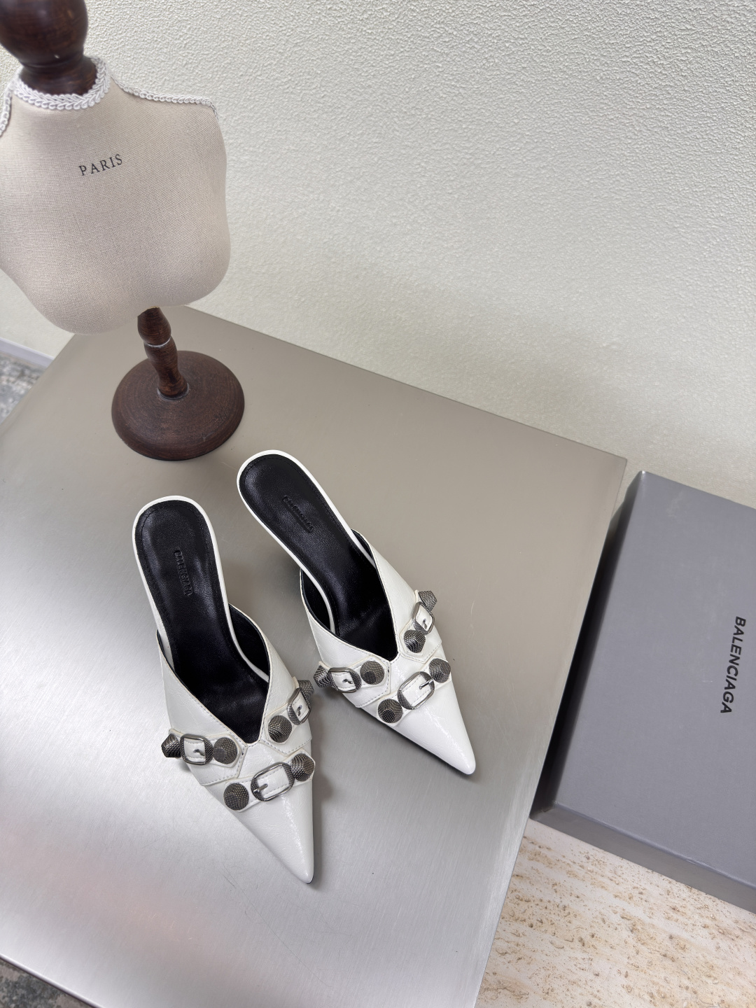 NO:382501,BALENCIAG mid-heel rivet pointed slippers White Fabric Butter leather Inner Lambskin Rivet decoration Balenciaga Classic design Top version All version materials Continue the demna-style rebellious attitude towards mainstream gorgeous fashion Translucent dyeing technology Large logo Special heel design With family logo Italian leather outsole Size 34 35 36 37 38 39 40 41 (34 40 41 Customized non-return) With original packaging, semi-torque high heels, balenciaga, balenciaga, high heels, slippers, sheepskin, Leather soles19860909BALENCIAG 中跟铆钉尖头拖鞋 白色 面料 牛油皮 内里 小羊皮  铆钉装饰 巴黎世家 经典设计 顶级版本 全部对版材料 继续着demna式的对主流华丽时尚的反叛态度 透染工艺 大logo 特别跟型设计 带家族logo 意大利真皮大底 码数34 35 36 37 38 39 40 41（34 40 41 定制不退换） 配原版包装,半拖高跟鞋,balenciaga,balenciaga,high heels,slippers,sheepskin,Leather soles,Women's Shoes