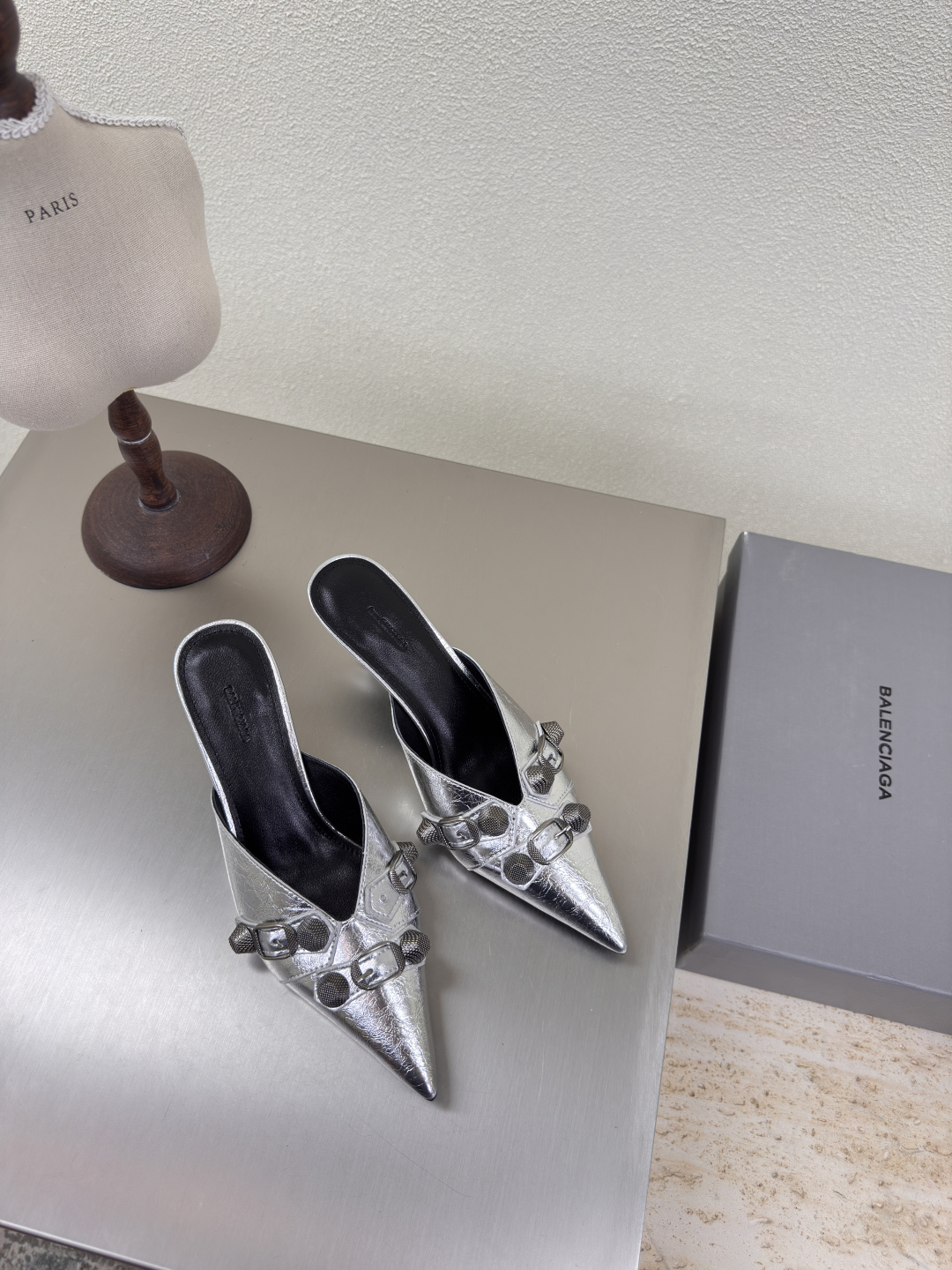 NO:382506,BALENCIAG mid-heel rivet pointed slippers Silver Fabric Butter leather Inner Lambskin Rivet decoration Balenciaga Classic design Top version All version materials Continue the demna-style rebellious attitude towards mainstream gorgeous fashion Translucent dyeing technology Large logo Special heel design With family logo Italian leather outsole Size 34 35 36 37 38 39 40 41 (34 40 41 Customized non-return) With original packaging, semi-torque high heels, balenciaga, balenciaga, high heels, slippers, sheepskin, Leather soles19860909BALENCIAG 中跟铆钉尖头拖鞋 银色 面料 牛油皮 内里 小羊皮  铆钉装饰 巴黎世家 经典设计 顶级版本 全部对版材料 继续着demna式的对主流华丽时尚的反叛态度 透染工艺 大logo 特别跟型设计 带家族logo 意大利真皮大底 码数34 35 36 37 38 39 40 41（34 40 41 定制不退换） 配原版包装,半拖高跟鞋,balenciaga,balenciaga,high heels,slippers,sheepskin,Leather soles,Women's Shoes