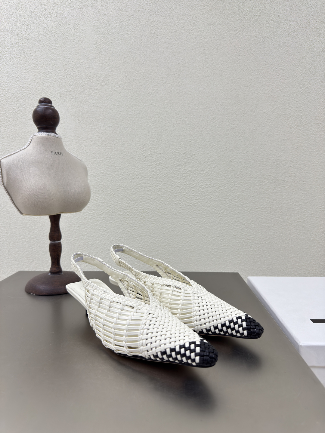 Jacquemus 25s Hand-Woven Geometric Shoes in White Lambskin, Sizes 35-41 - 图片 3