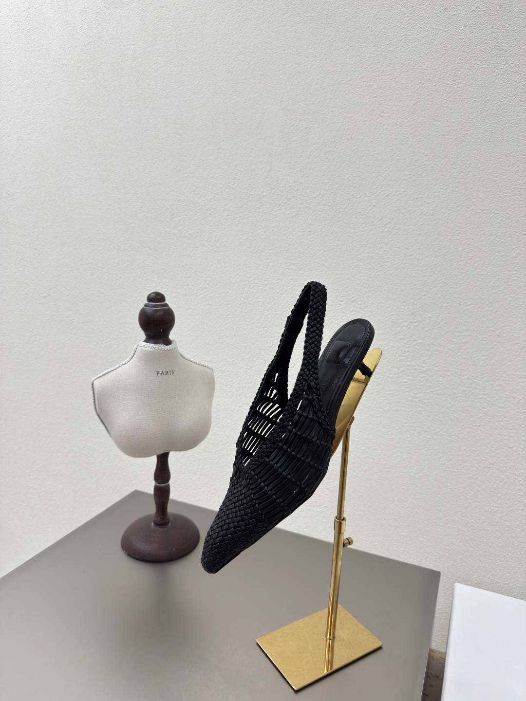 Jacquemus 25s: Hand-Woven Geometric Rear Shoes with Distinctive Personality - 图片 8