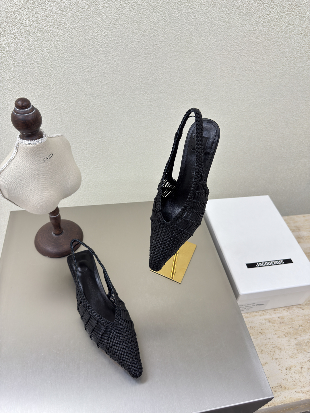 Jacquemus 25s: Hand-Woven Geometric Rear Shoes with Distinctive Personality - 图片 9