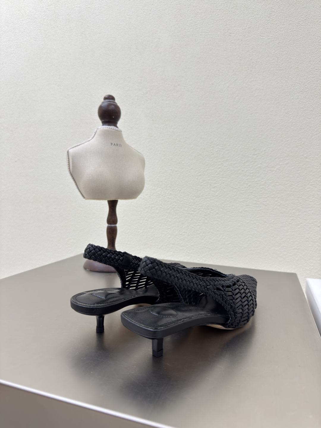 Jacquemus 25s: Hand-Woven Geometric Rear Shoes with Distinctive Personality - 图片 6