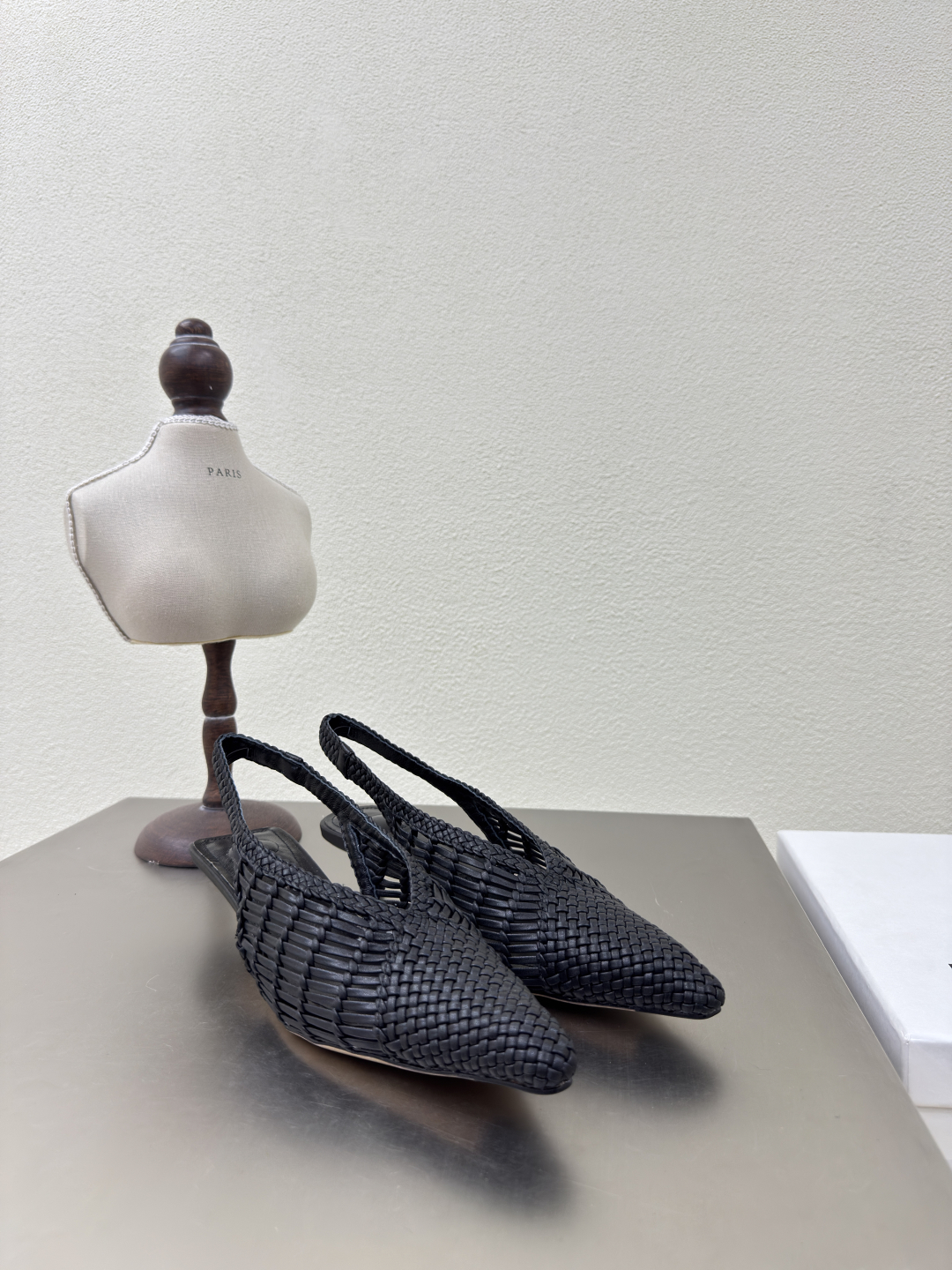 Jacquemus 25s: Hand-Woven Geometric Rear Shoes with Distinctive Personality - 图片 3