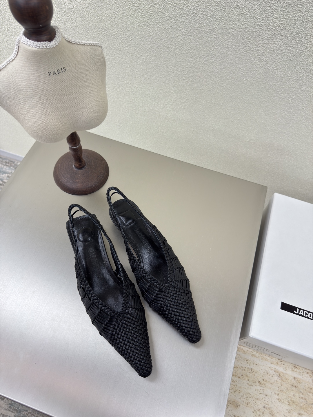 Jacquemus 25s: Hand-Woven Geometric Rear Shoes with Distinctive Personality