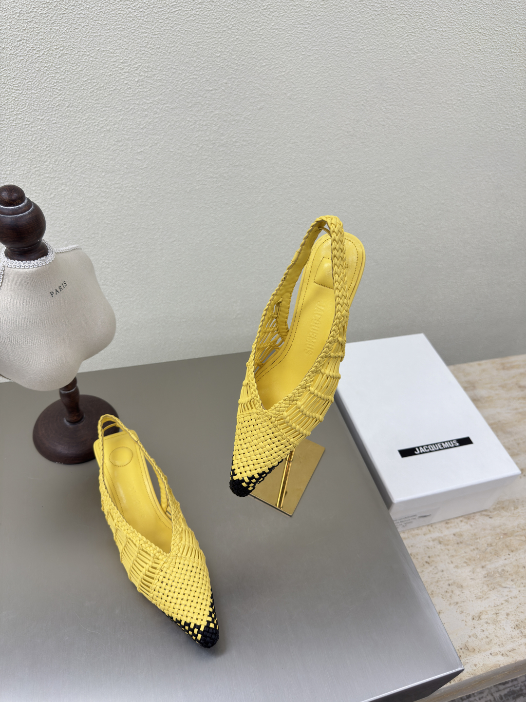 Jacquemus 25s: Hand-Woven Geometric Shoes with Distinctive Personality - 图片 9
