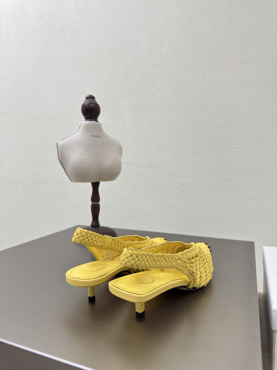 Jacquemus 25s: Hand-Woven Geometric Shoes with Distinctive Personality - 图片 6