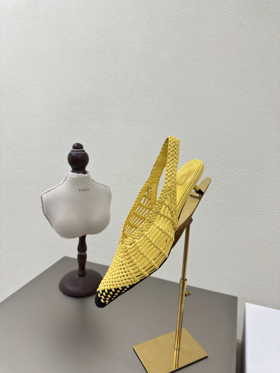 Jacquemus 25s: Hand-Woven Geometric Shoes with Distinctive Personality - 图片 8