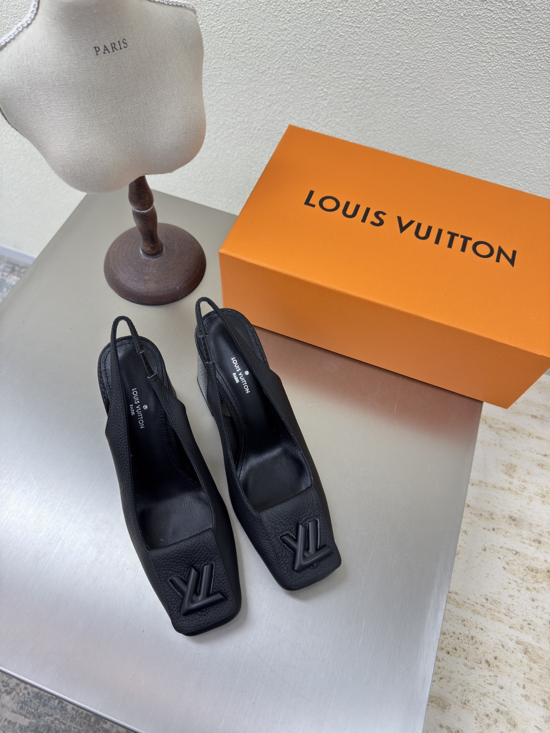 NO:382419,Original hardware L Donkey classic work, full color consultation with pictures, black matte lychee leather LV creation allows LV to still provide stunning and desire for creators and young players. The new color scheme has been produced and has been fully exposed, and it is expected to be released one after another in the near future!  Matt calf lychee leather blemishes Sole Italian leather outsole Size 35 36 37 38 39 40 41 42 (40 41 42 Customized), Sandals, louis vuitton, louis vuitton, sandals, cowhide, Leather soles19860909原版五金 L驴 经典之作 可带图全色咨询 黑色 哑光荔枝牛皮 LV 打造 使得 LV  仍能为创作者、青年玩家,提供惊艳和渴望. 新配色再次高产上新,目前实物已经全面曝光,预计将在近期陆续发布！ 材质哑光小牛荔枝皮 无瑕疵 鞋底意大利真皮大底 码数 35 36 37 38 39 40 41 42（40 41 42定制）,凉鞋,louis vuitton,louis vuitton,sandals,cowhide,Leather soles,Women's Shoes