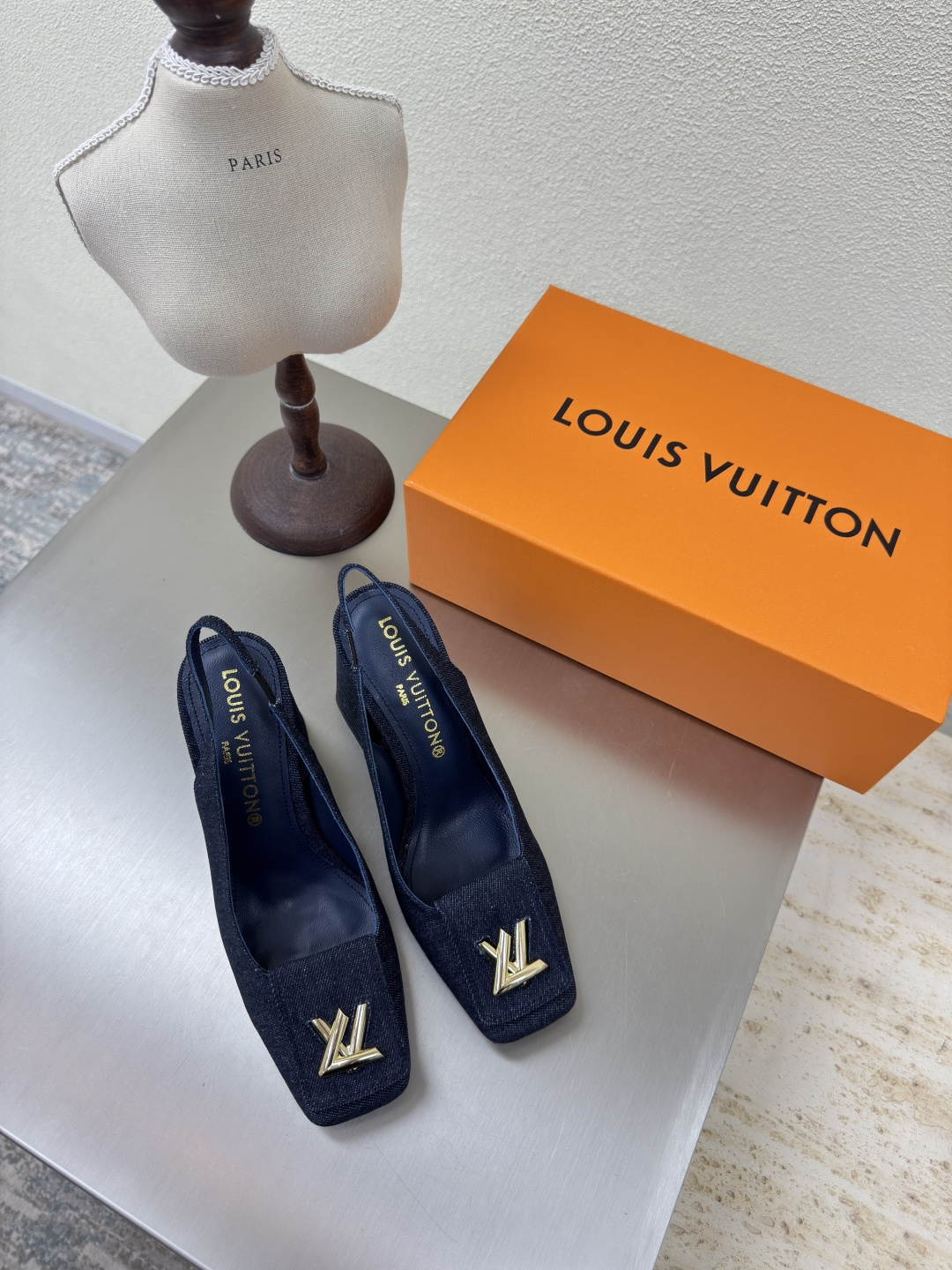 NO:382424,Original hardware L Donkey classic work, full color consultation with pictures, blue washing cowboy LV creation allows LV to still provide stunning and desire for creators and young players. The new color scheme has been produced and has been released in full swing. The real thing has been fully exposed and is expected to be released in the near future!  Material blue wash buffet without flaws Sole Italian leather outsole Size 35 36 37 38 39 40 41 42 (40 41 42 Customized), Sandals, louis vuitton, louis vuitton, sandals, Leather soles19860909原版五金 L驴 经典之作 可带图全色咨询 蓝色洗水牛仔 LV 打造 使得 LV  仍能为创作者、青年玩家,提供惊艳和渴望. 新配色再次高产上新,目前实物已经全面曝光,预计将在近期陆续发布！ 材质蓝色洗水牛仔无瑕疵 鞋底意大利真皮大底 码数 35 36 37 38 39 40 41 42（40 41 42定制）,凉鞋,louis vuitton,louis vuitton,sandals,Leather soles,Women's Shoes