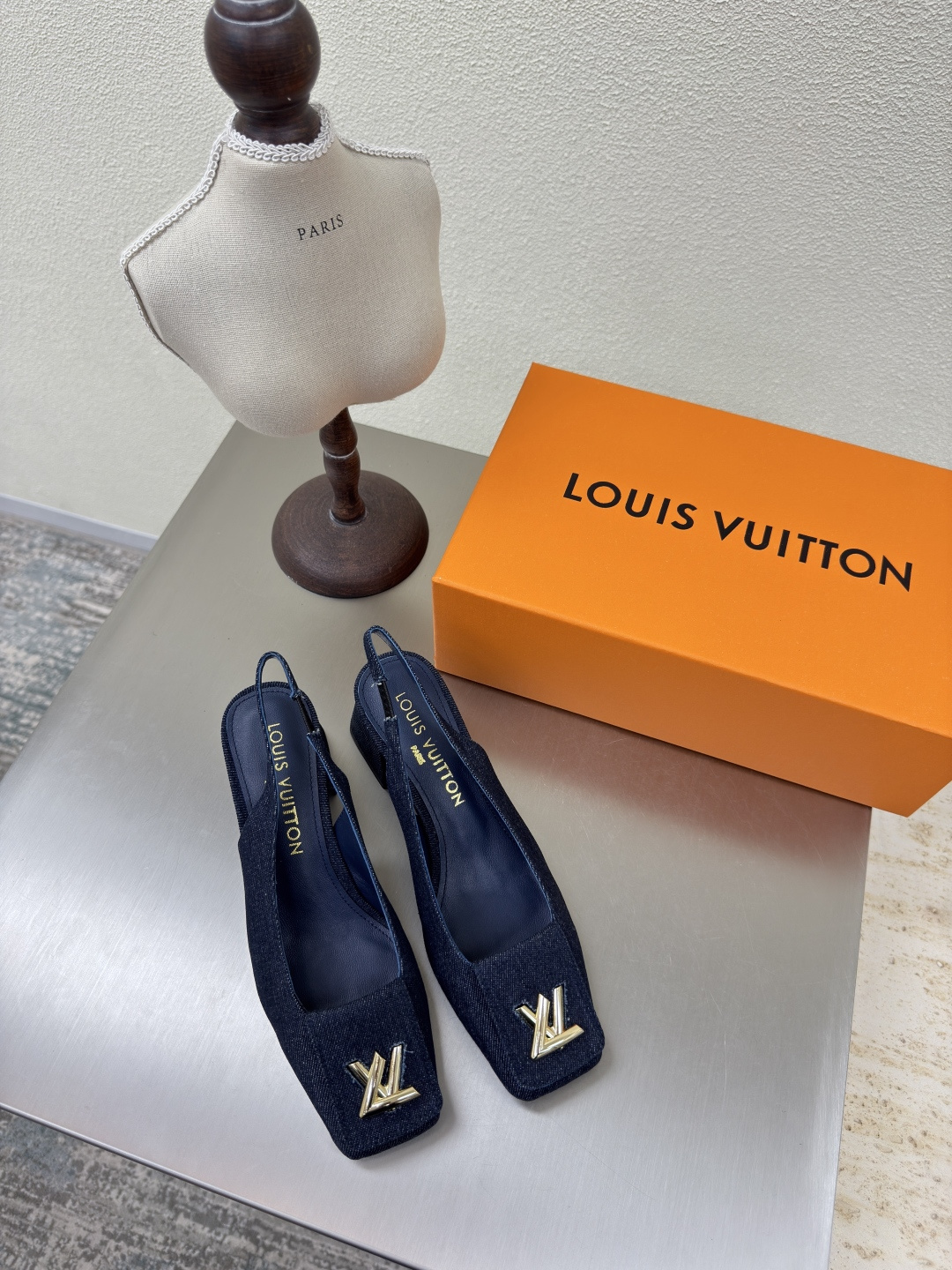 NO:382434,Zhonghe Original Hardware L Donkey Classic Works with Pictures Full Color Consulting Blue Washing Cowboy LV Creation allows LV to still provide stunning and desire for creators and young players. The new color scheme has been produced and has been fully exposed. It is expected to be released one after another in the near future!  Material wash buffet without blemishes Sole Italian leather outsole Size 35 36 37 38 39 40 41 42 (40 41 42 Customized), Sandals, louis vuitton, louis vuitton, sandals, Leather soles19860909中跟 原版五金 L驴 经典之作 可带图全色咨询 蓝色洗水牛仔 LV 打造 使得 LV  仍能为创作者、青年玩家,提供惊艳和渴望. 新配色再次高产上新,目前实物已经全面曝光,预计将在近期陆续发布！ 材质洗水牛仔无瑕疵 鞋底意大利真皮大底 码数 35 36 37 38 39 40 41 42（40 41 42定制）,凉鞋,louis vuitton,louis vuitton,sandals,Leather soles,Women's Shoes