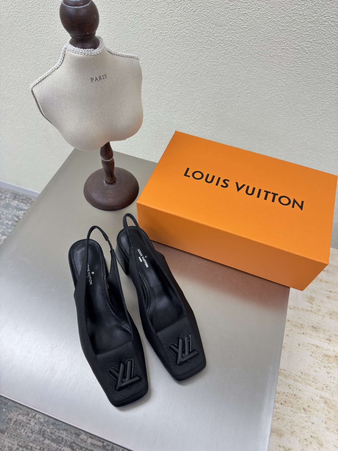 NO:382429,Middle heel back empty original hardware L donkey classic work with pictures full color consultation Black matte lychee leather LV creation allows LV to still provide stunning and desire for creators and young players. The new color scheme has been produced again with high yields and new products. The actual product has been fully exposed and is expected to be released in the near future!  Matt calf lychee leather blemishes Sole Italian leather outsole Size 35 36 37 38 39 40 41 42 (40 41 42 Customized), Sandals, louis vuitton, louis vuitton, sandals, cowhide, Leather soles19860909中跟后空 原版五金 L驴 经典之作 可带图全色咨询 黑色 哑光荔枝牛皮 LV 打造 使得 LV  仍能为创作者、青年玩家,提供惊艳和渴望. 新配色再次高产上新,目前实物已经全面曝光,预计将在近期陆续发布！ 材质哑光小牛荔枝皮 无瑕疵 鞋底意大利真皮大底 码数 35 36 37 38 39 40 41 42（40 41 42定制）,凉鞋,louis vuitton,louis vuitton,sandals,cowhide,Leather soles,Women's Shoes