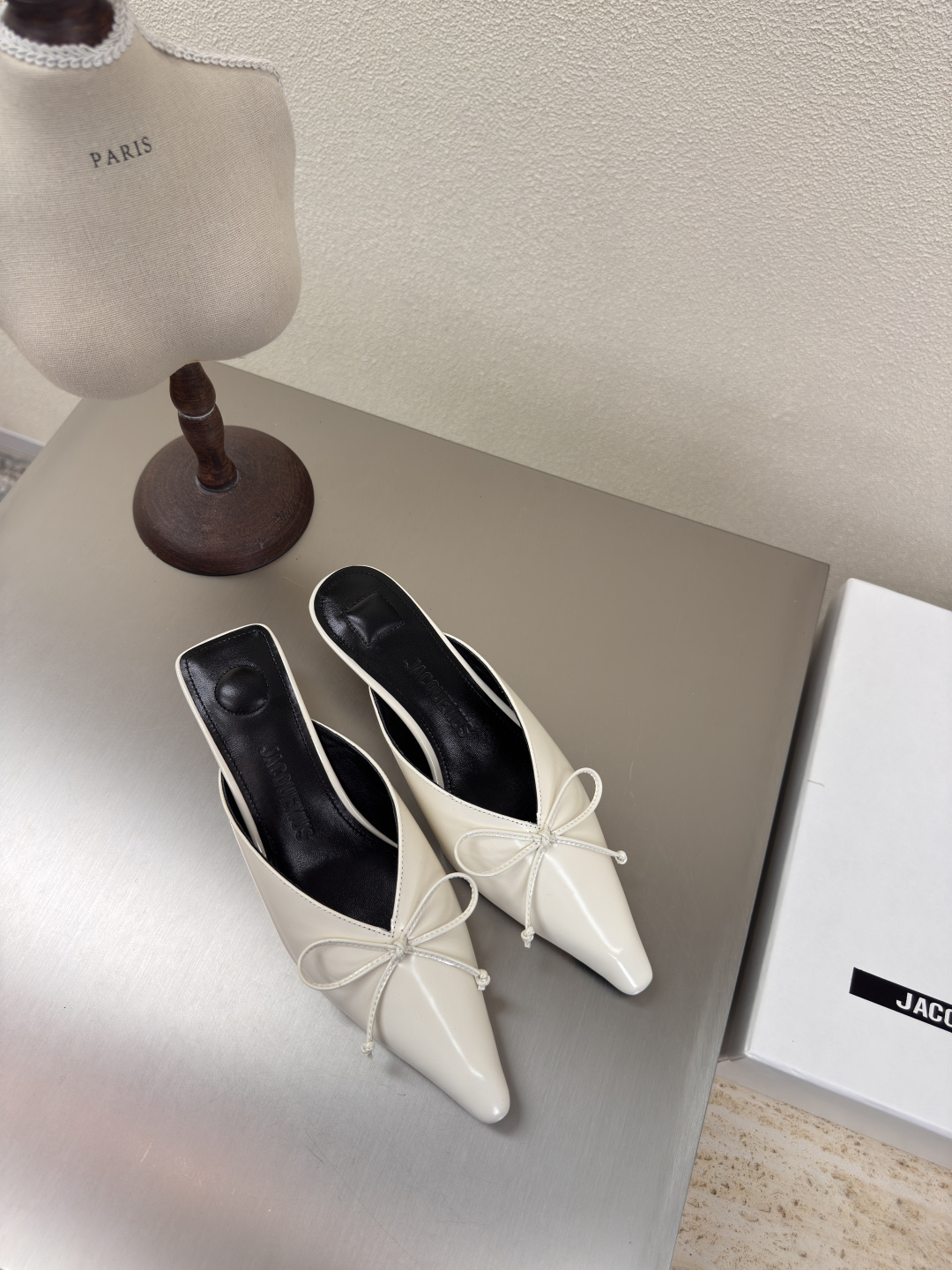 NO:382453,Jacquemus25ss pointed toe Simple bow Slippers Simple bow Decorative Back empty shoes Off-white Open-edged red calfskin Series High-profile personality High-style style ——————————————————————————————————————————— Fabric Open-edged red calfskin Inner Lambskin Outsole Italian leather outsole Size 35 36 37 38 39 40 41 (40 41 customization), semi-trapping, slippers, cowhide, sheepskin, Leather soles19860909Jacquemus25ss尖头 简约蝴蝶结 拖鞋 简约蝴蝶结 装饰 后空鞋 米白色 开边朱小牛皮 系列 个性突出 鲜明格调  ————————————— 面料 开边朱 小牛皮 内里 小羊皮 大底 意大利真皮大底 码数 35 36 37 38 39 40 41（40 41定制）,半拖,slippers,cowhide,sheepskin,Leather soles,Women's Shoes