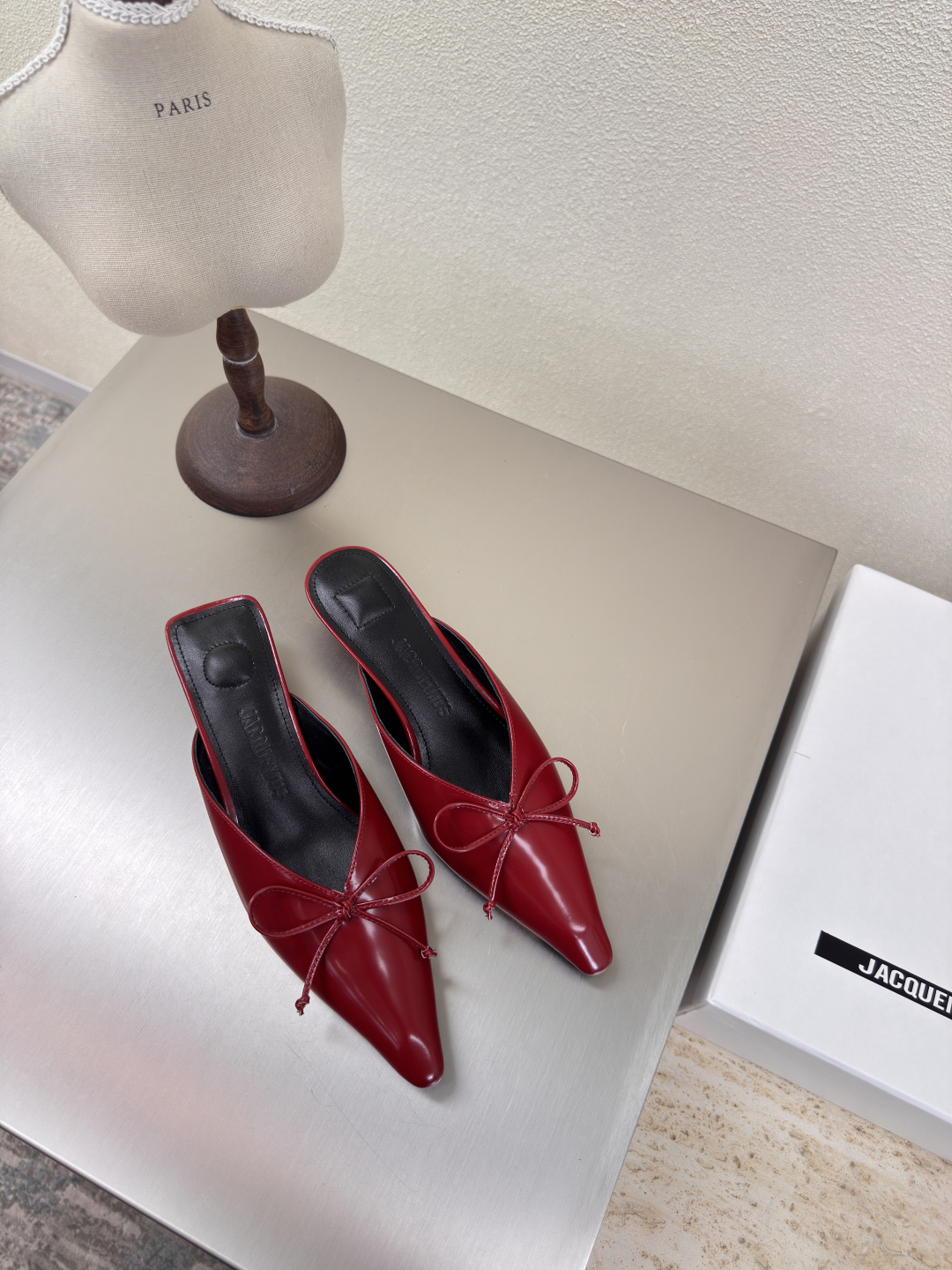 NO:382457,Jacquemus25ss pointed toe Simple bow Slippers Simple bow Decorative Back empty shoes Burgundy red calfskin Series High personality High style ———————————————————————————————————————————————————————— Fabric Open-edge red calfskin Inner Lambskin Outsole Italian leather outsole Size 35 36 37 38 39 40 41 (40 41 customization), semi-travel, slippers, cowhide, sheepskin, Leather soles19860909Jacquemus25ss尖头 简约蝴蝶结 拖鞋 简约蝴蝶结 装饰 后空鞋 酒红色 开边朱小牛皮 系列 个性突出 鲜明格调  ————————————— 面料 开边朱 小牛皮 内里 小羊皮 大底 意大利真皮大底 码数 35 36 37 38 39 40 41（40 41定制）,半拖,slippers,cowhide,sheepskin,Leather soles,Women's Shoes
